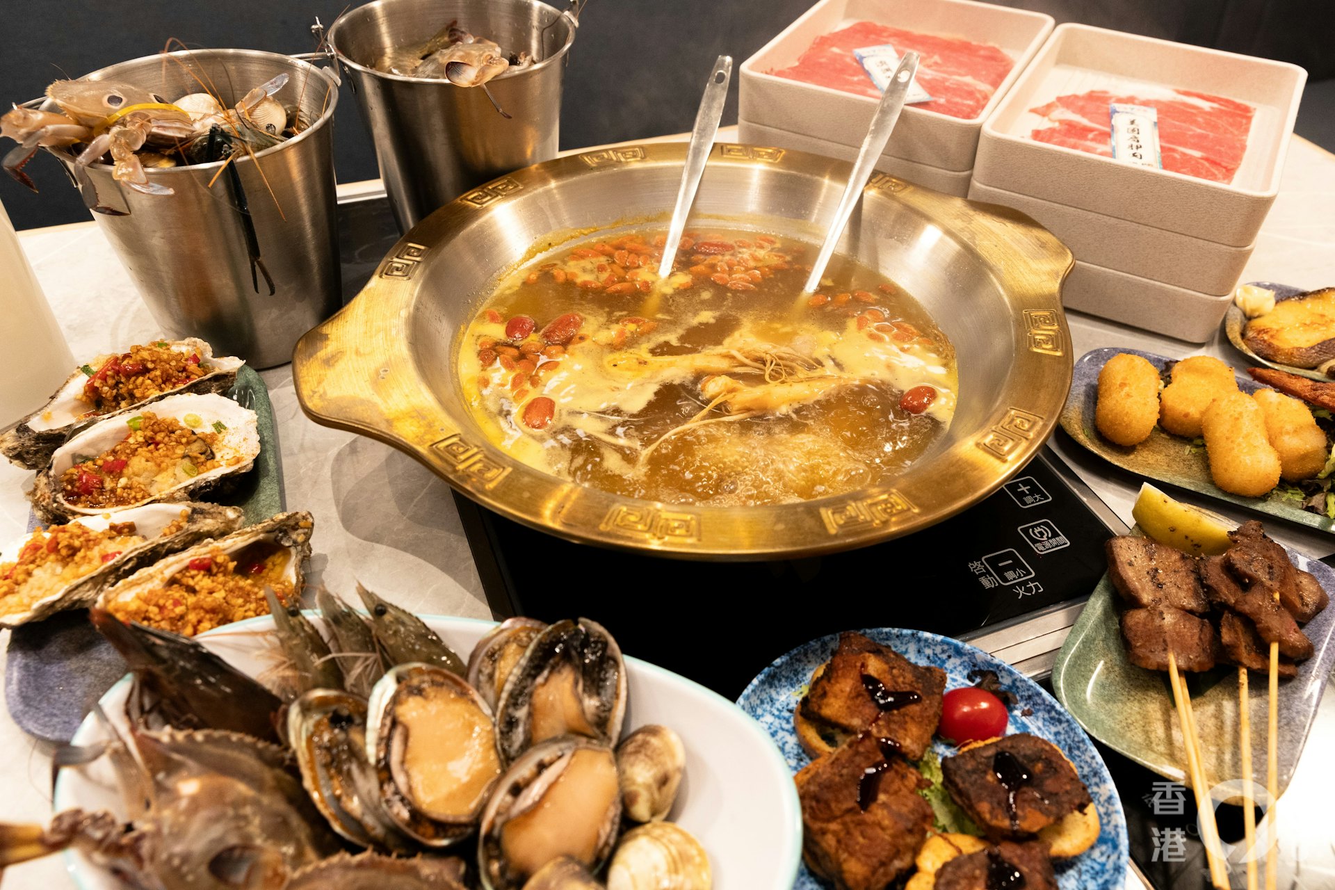 目前千海水產正推出新開張體驗價,不論成人或小童一律減50元,即長達3小時的午市火鍋放題,成人平日收費只收258元,再另收加一服務費。(周令知攝) 目前千海水產正推出新開張體驗價,不論成人或小童一律減50元,即長達3小時的午市火鍋放題,成人平日收費只收258元,再另收加一服務費。(周令知攝)