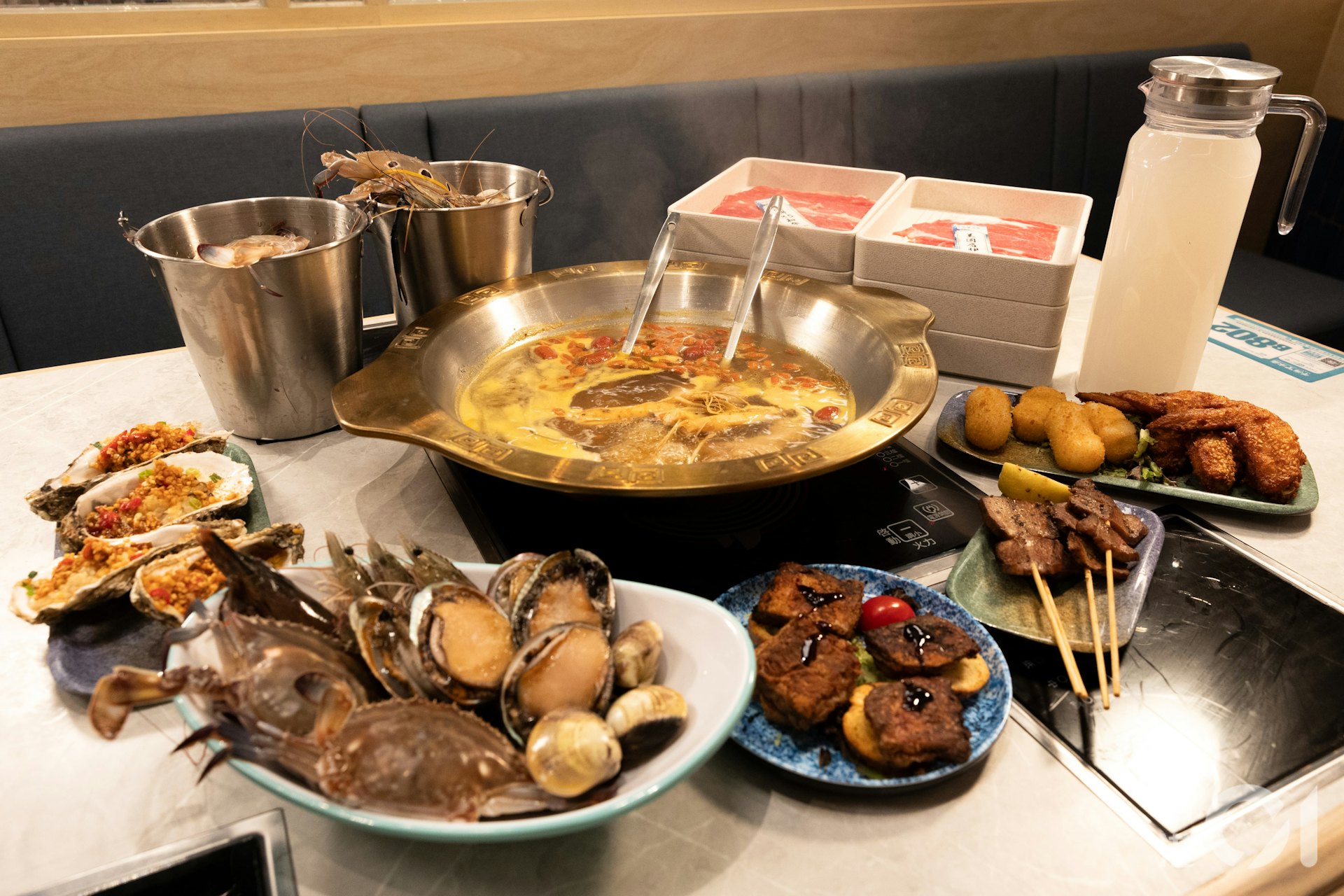 目前千海水產正推出新開張體驗價,不論成人或小童一律減50元,即長達3小時的午市火鍋放題,成人平日收費只收258元,再另收加一服務費。(周令知攝) 目前千海水產正推出新開張體驗價,不論成人或小童一律減50元,即長達3小時的午市火鍋放題,成人平日收費只收258元,再另收加一服務費。(周令知攝)