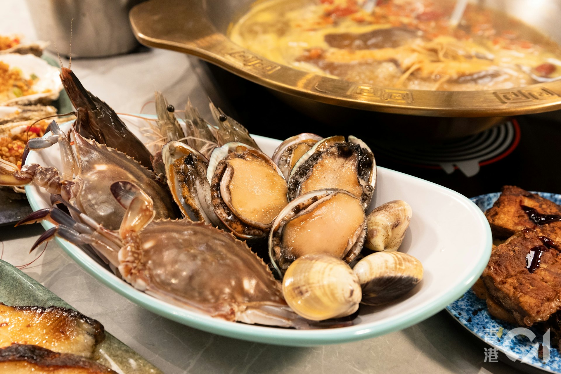 目前千海水產正推出新開張體驗價,不論成人或小童一律減50元,即長達3小時的午市火鍋放題,成人平日收費只收258元,再另收加一服務費。(周令知攝) 目前千海水產正推出新開張體驗價,不論成人或小童一律減50元,即長達3小時的午市火鍋放題,成人平日收費只收258元,再另收加一服務費。(周令知攝)