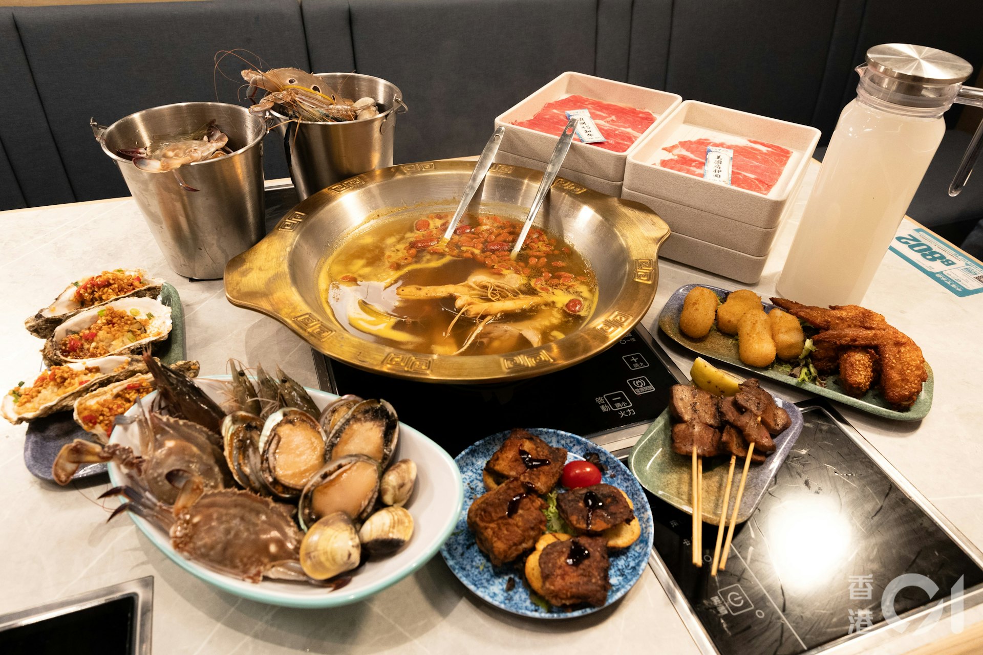 目前千海水產正推出新開張體驗價,不論成人或小童一律減50元,即長達3小時的午市火鍋放題,成人平日收費只收258元,再另收加一服務費。(周令知攝) 目前千海水產正推出新開張體驗價,不論成人或小童一律減50元,即長達3小時的午市火鍋放題,成人平日收費只收258元,再另收加一服務費。(周令知攝)