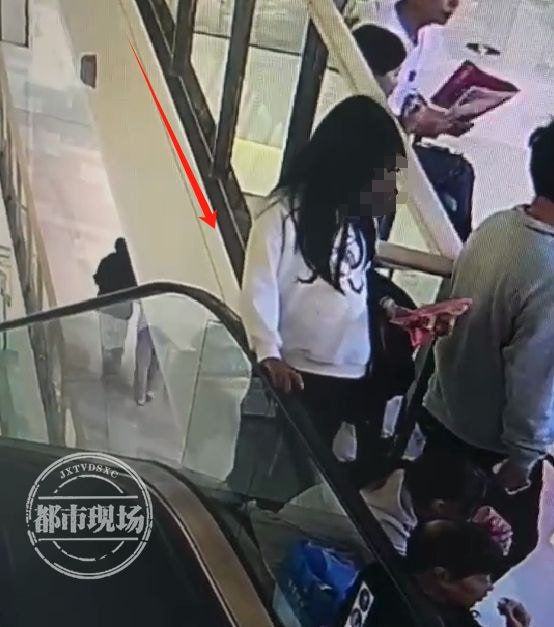 事發時女童站在扶手電梯與玻璃護欄的相接處。（都市現場）