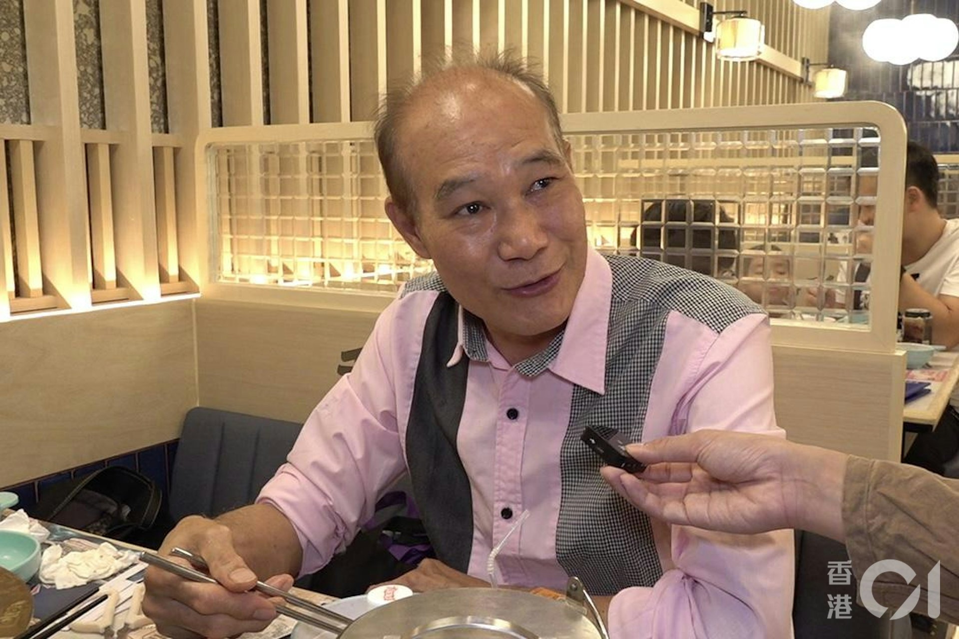 經常北上消費的羅先生指,自撈海鮮在香港的餐廳罕見,稱下次會再光顧。(周智堅攝) 經常北上消費的羅先生指,自撈海鮮在香港的餐廳罕見,稱下次會再光顧。(周智堅攝)