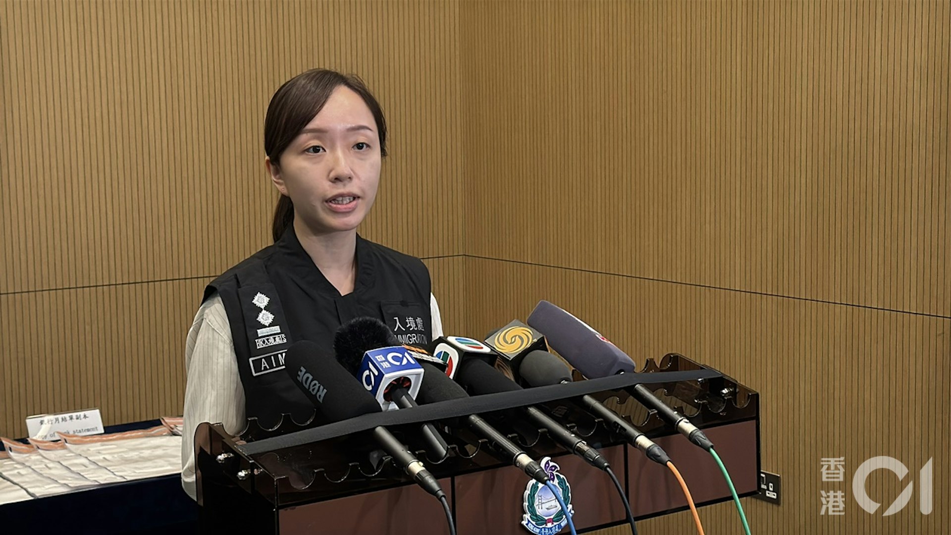 入境事務處(反偷渡情報局)高級入境事務主任黃芷葶交代案件。(翁鈺輝攝) 入境事務處(反偷渡情報局)高級入境事務主任黃芷葶交代案件。(翁鈺輝攝)