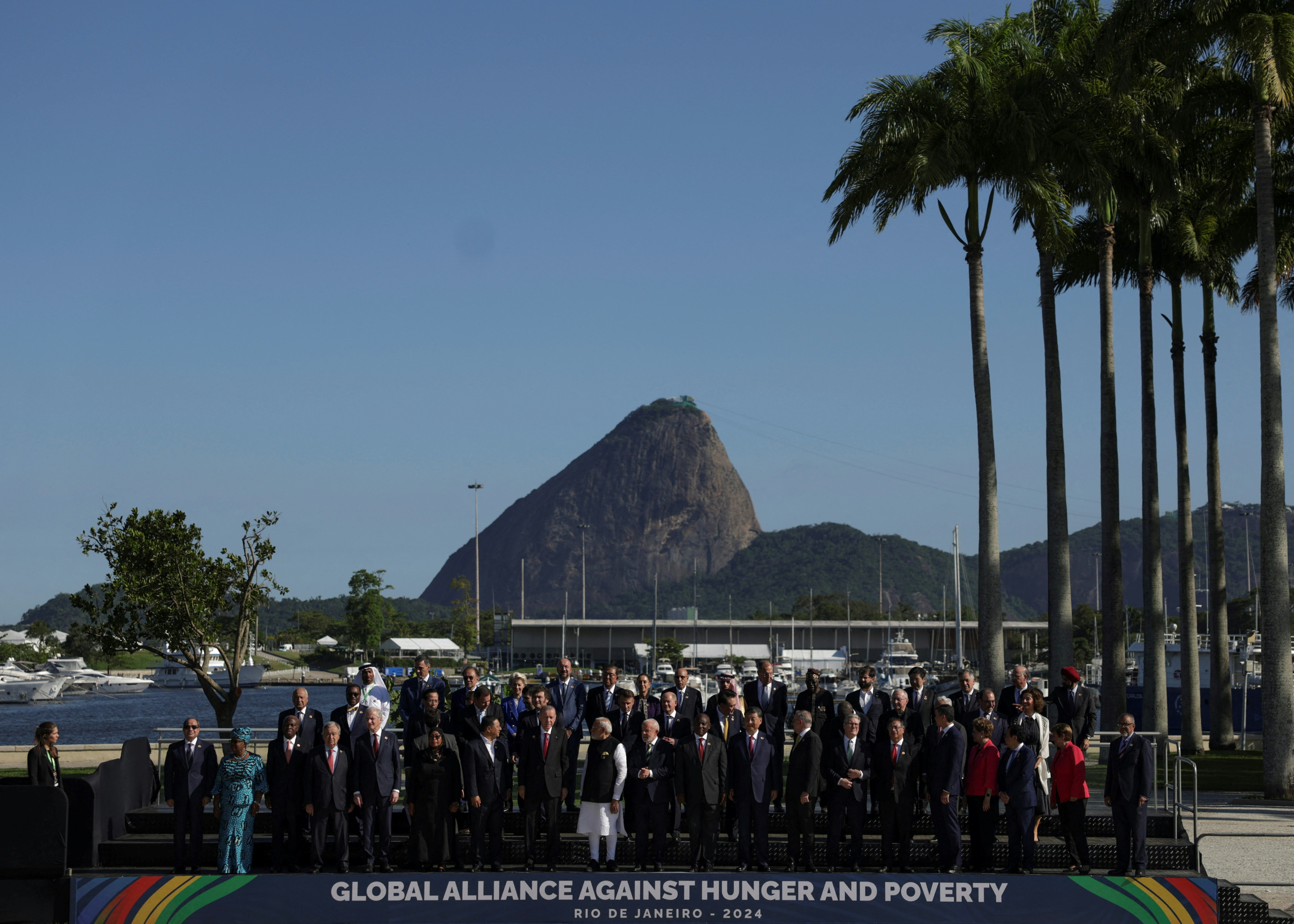 Don’t you have to wait for Biden to take a group photo at the G20 summit? Welcome to the multidimensional world