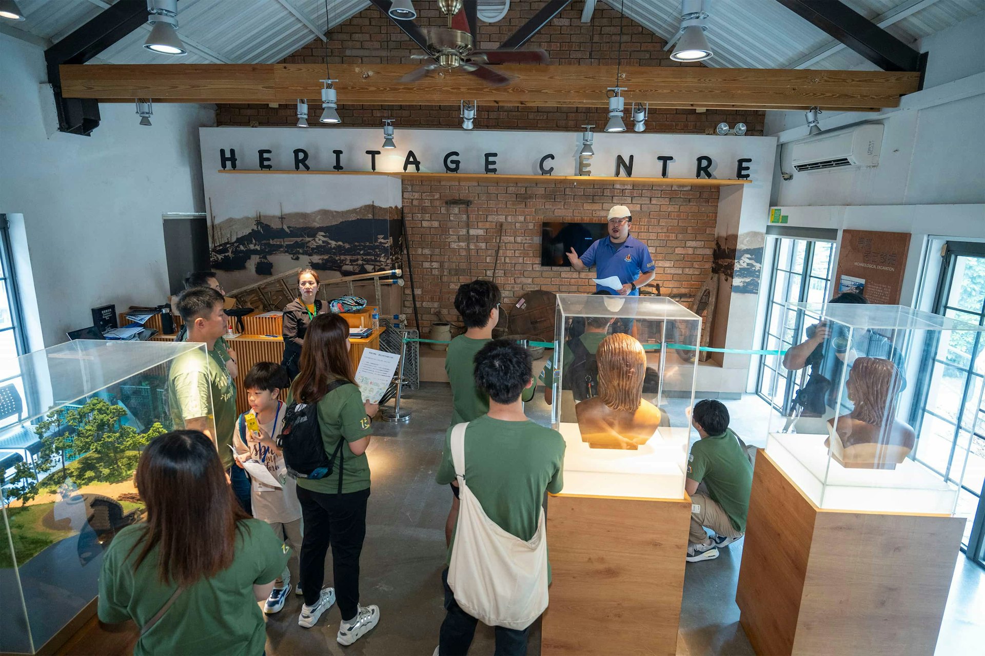 馬灣公園內的古蹟館,由興建於1956年的芳園書室活化而成,館內展出了在馬灣發掘發現並被國家文物局評選為「1997 年全國十大考古新發現」的出土文物,可見馬灣公園在平衡發展與保育之間所作出的努力。 馬灣公園內的古蹟館,由興建於1956年的芳園書室活化而成,館內展出了在馬灣發掘發現並被國家文物局評選為「1997 年全國十大考古新發現」的出土文物,可見馬灣公園在平衡發展與保育之間所作出的努力。