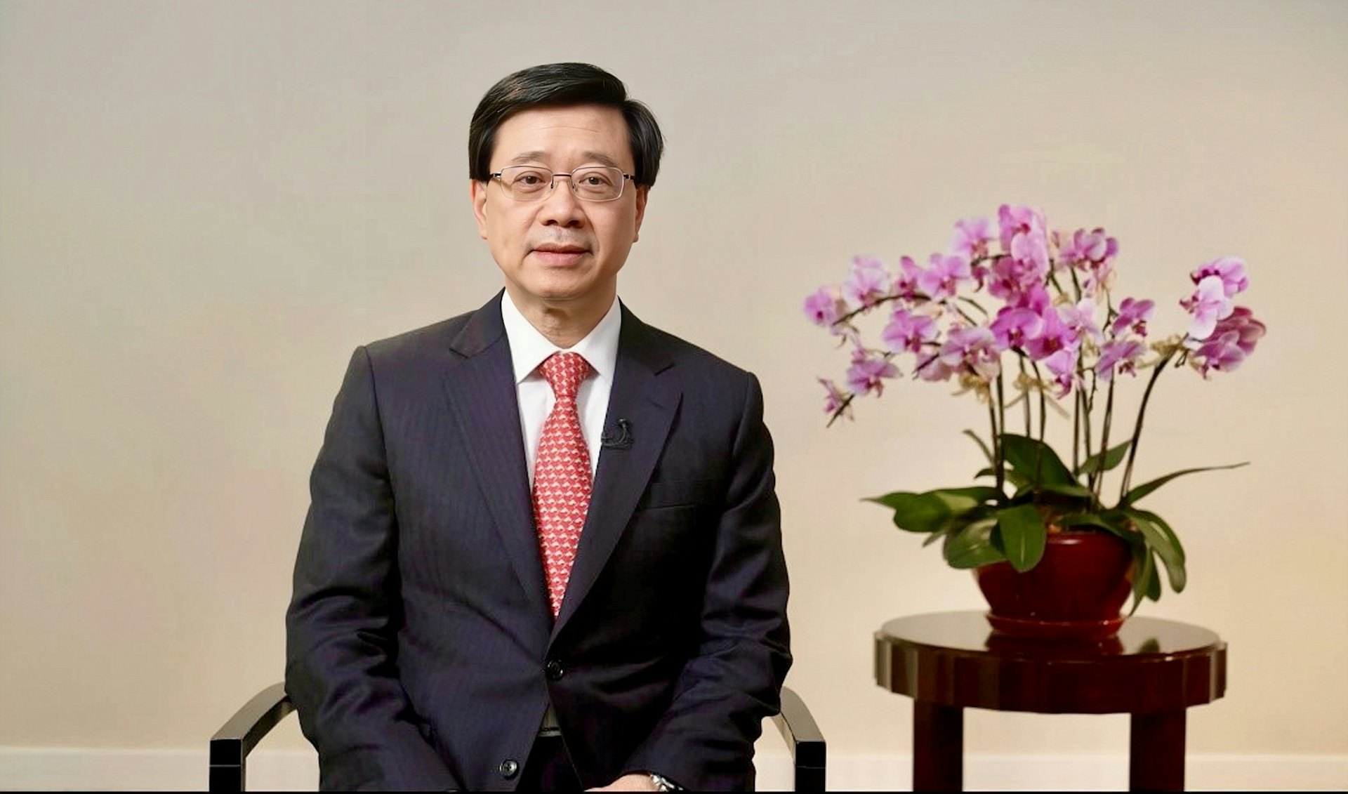 2022年香港特區行政長官李家超(當時爲候任行政長官)爲EMPA2019級畢業典禮發表視頻致辭 2022年香港特區行政長官李家超(當時爲候任行政長官)爲EMPA2019級畢業典禮發表視頻致辭