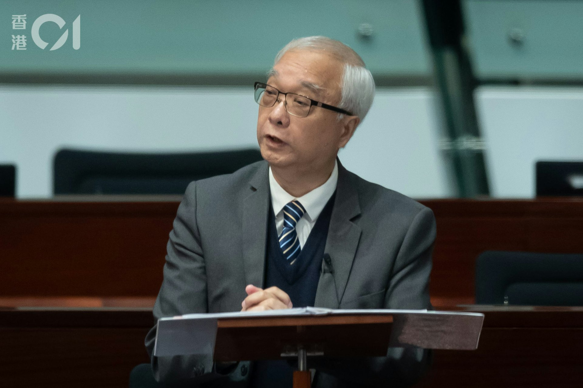 環境及生態局局長謝展寰指,香港人口密集,持牌流動小販在人流暢旺的街頭擺賣可能會造成阻塞和環境滋擾。(廖雁雄攝) 環境及生態局局長謝展寰指,香港人口密集,持牌流動小販在人流暢旺的街頭擺賣可能會造成阻塞和環境滋擾。(廖雁雄攝)