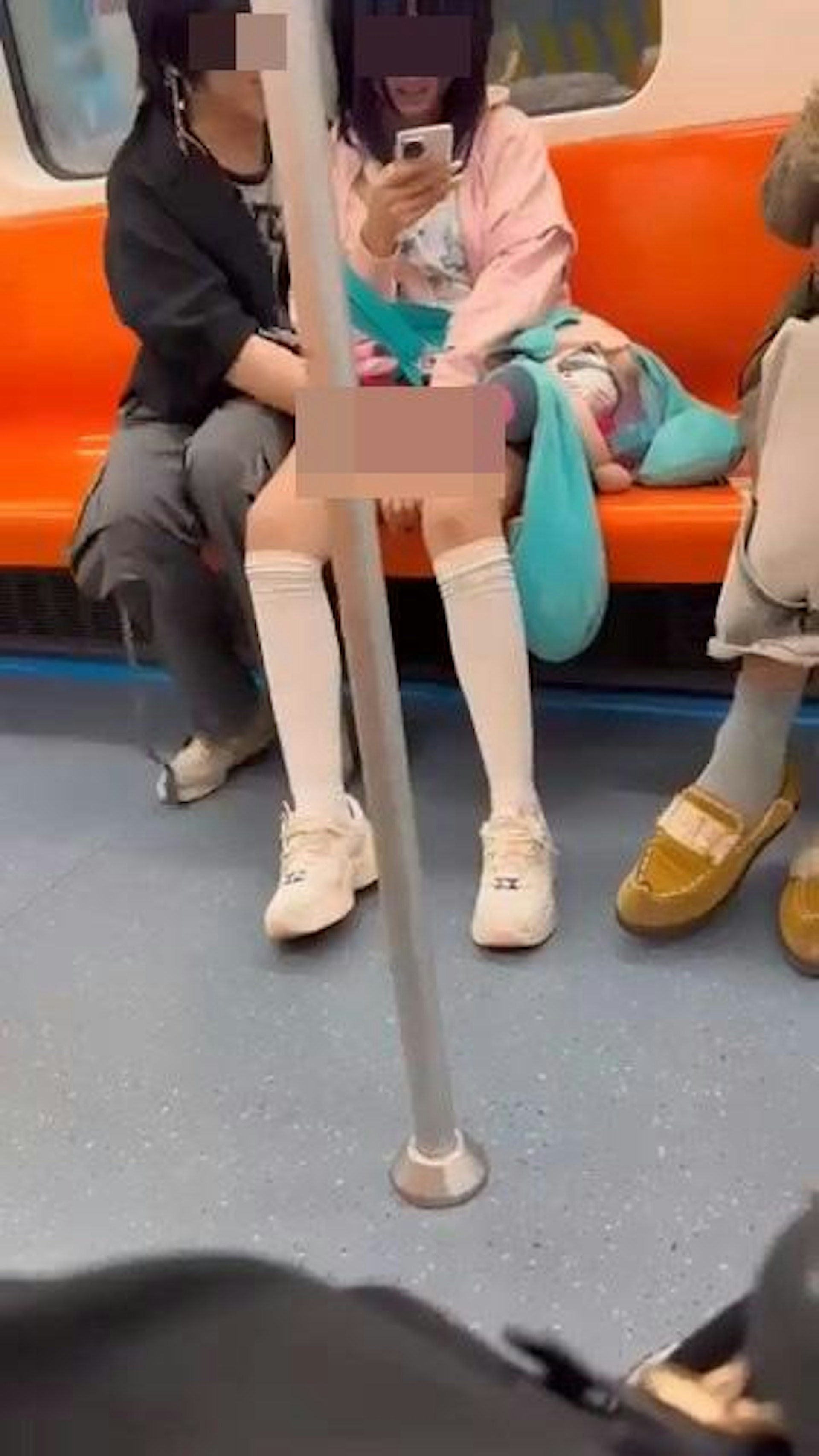 網傳廣州地鐵車廂有年輕情侶公然做出不雅行為。(影片截圖) 網傳廣州地鐵車廂有年輕情侶公然做出不雅行為。(影片截圖)