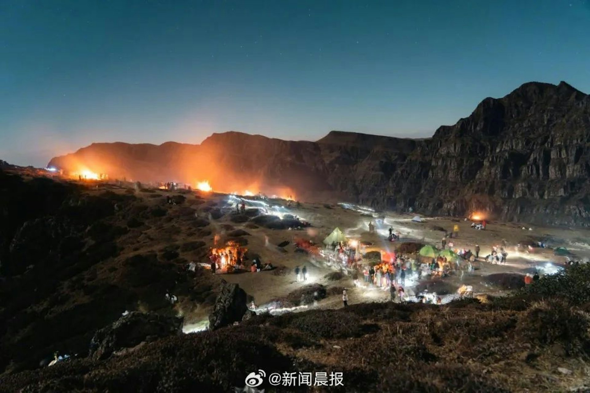 雲南遊客爬山燒山取暖引眾怒。(@新聞晨報) 雲南遊客爬山燒山取暖引眾怒。(@新聞晨報)
