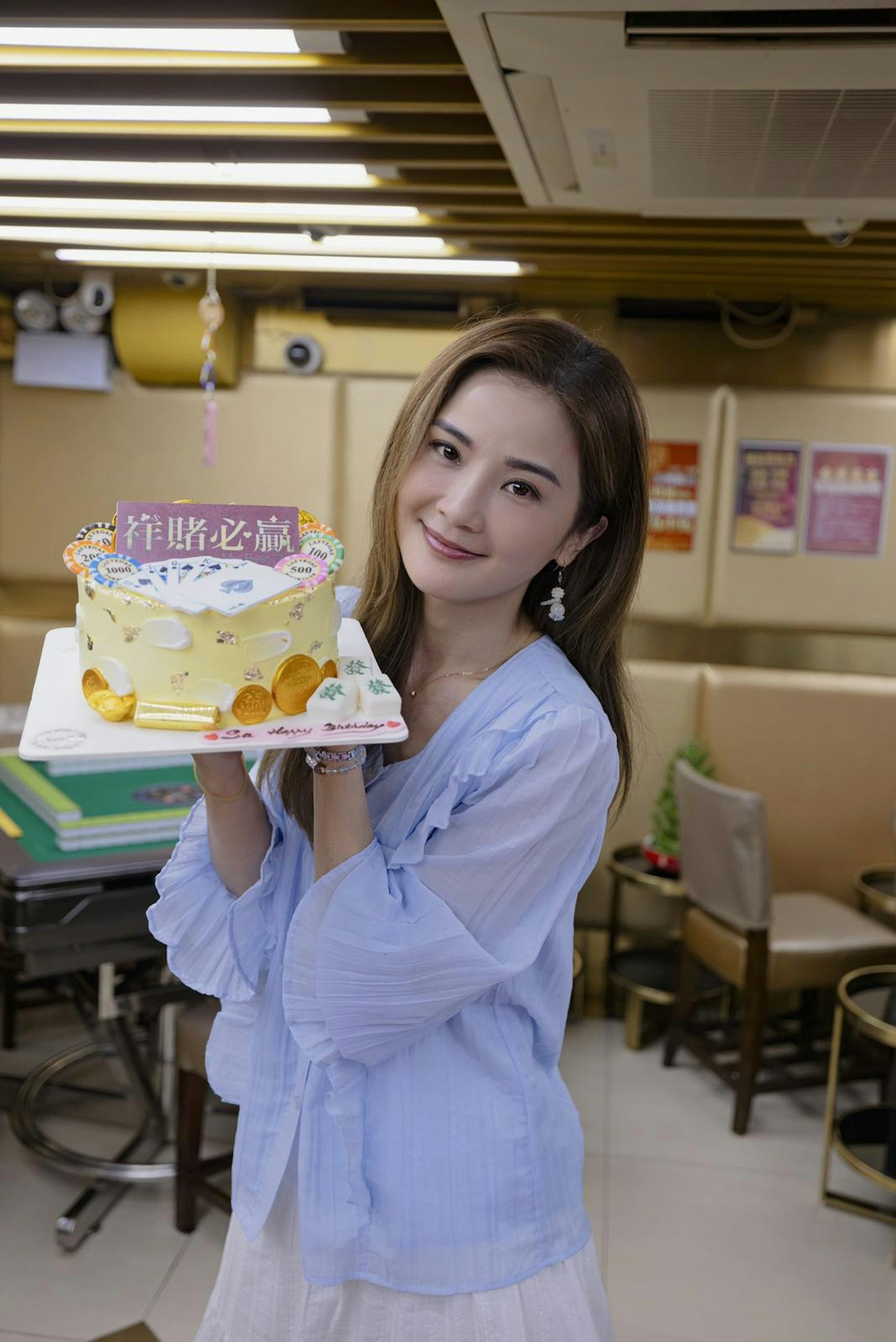 劇組準備了一個獨特的生日蛋糕,配有啤牌、籌碼、麻雀及金幣等賀歲元素。(電影公司提供) 劇組準備了一個獨特的生日蛋糕,配有啤牌、籌碼、麻雀及金幣等賀歲元素。(電影公司提供)