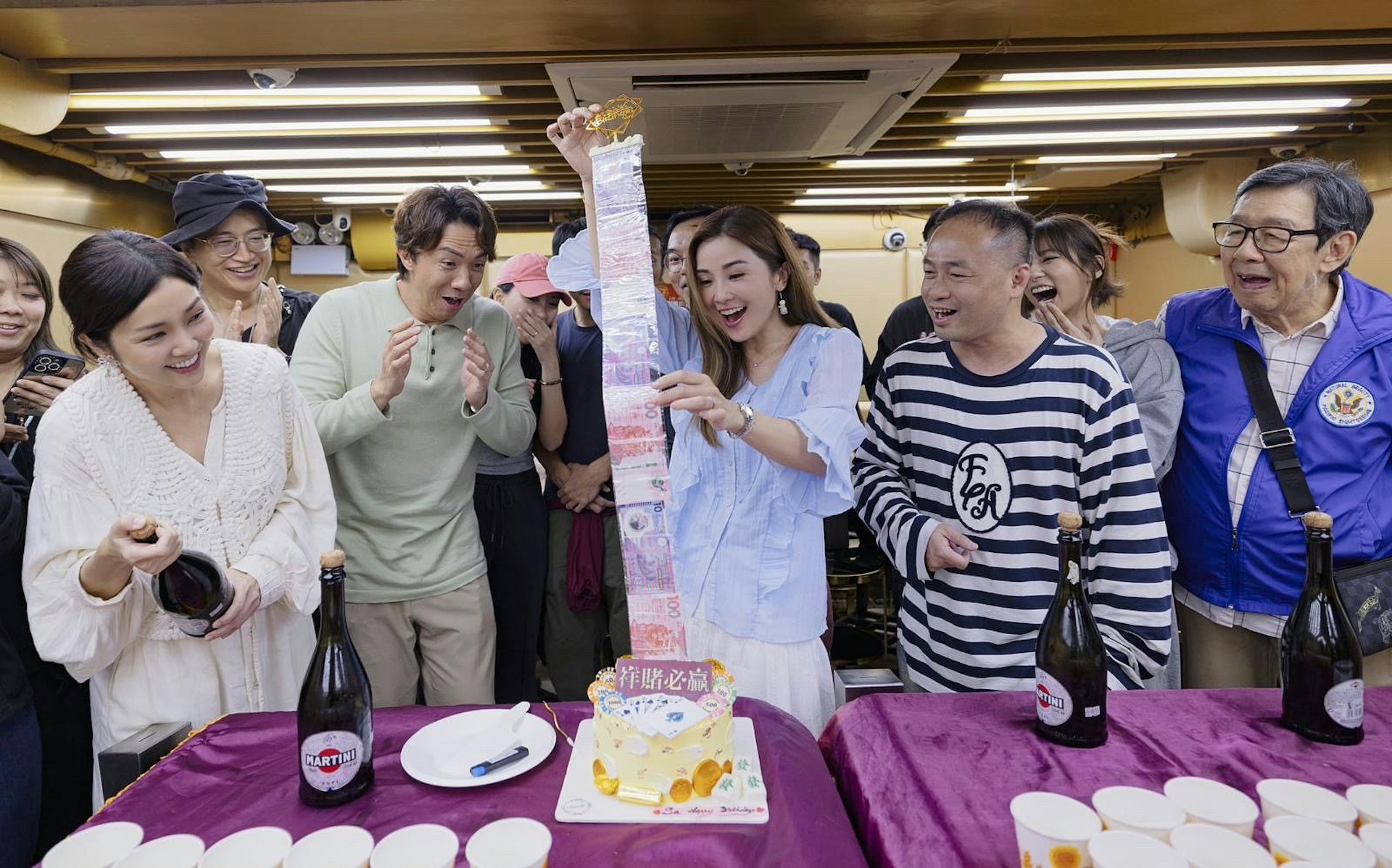 阿Sa高呼︰「好鍾意個蛋糕,鍾意個餡呀」(電影公司提供) 阿Sa高呼︰「好鍾意個蛋糕,鍾意個餡呀」(電影公司提供)