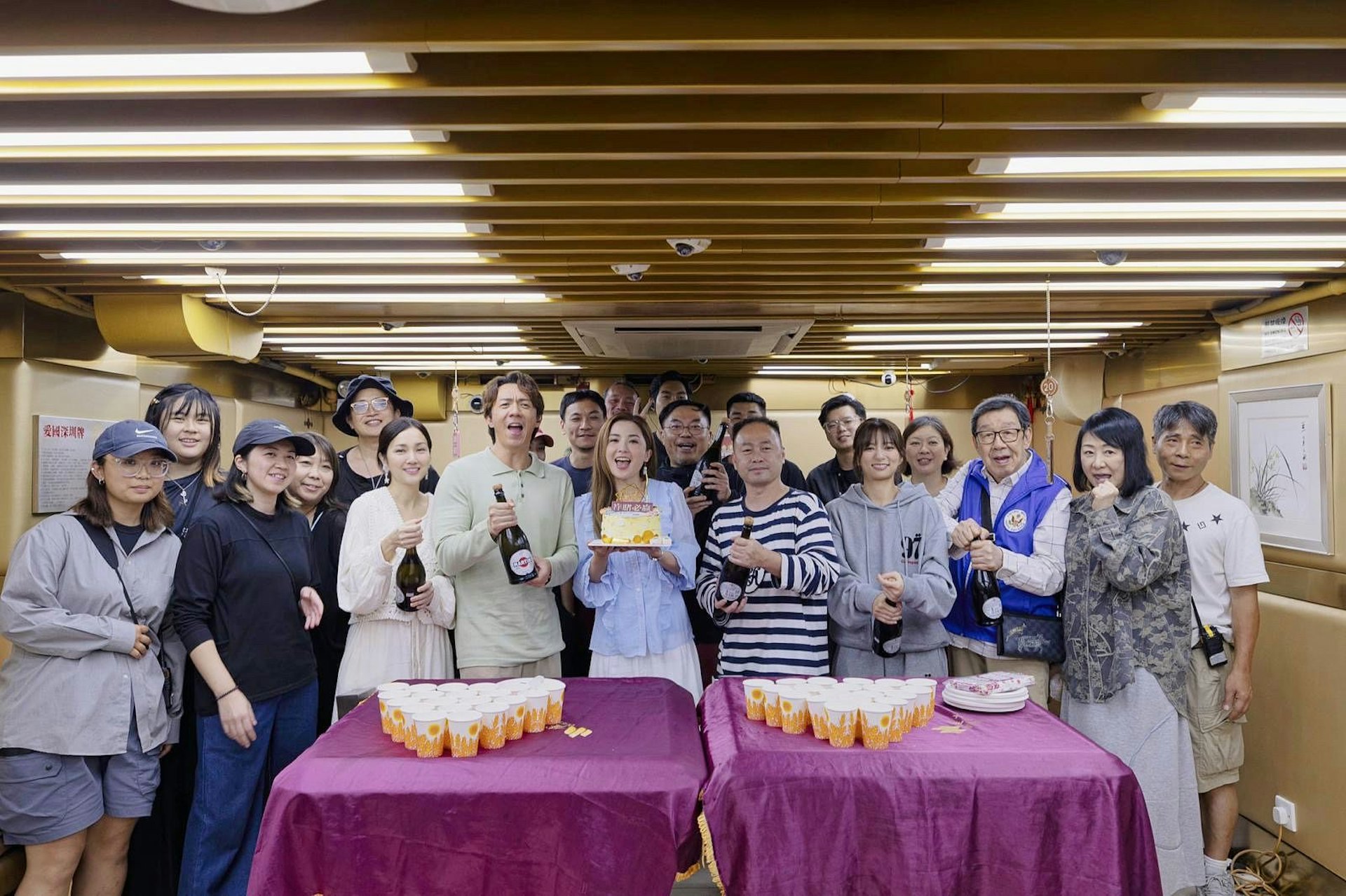 全組人員開香檳慶祝。(電影公司提供) 全組人員開香檳慶祝。(電影公司提供)