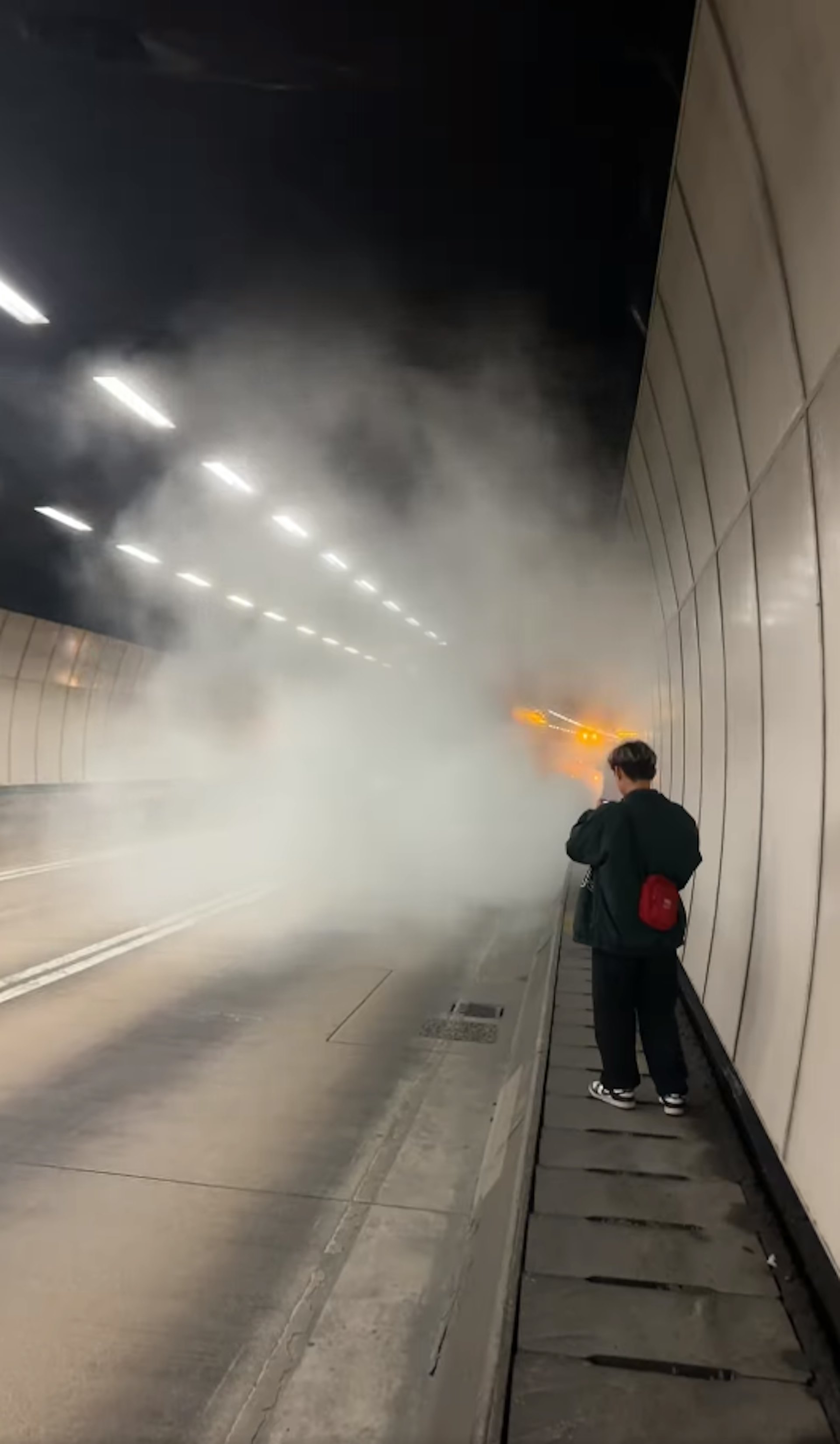 有網民拍攝到隧道內當時有大量濃煙。(網上圖片) 有網民拍攝到隧道內當時有大量濃煙。(網上圖片)