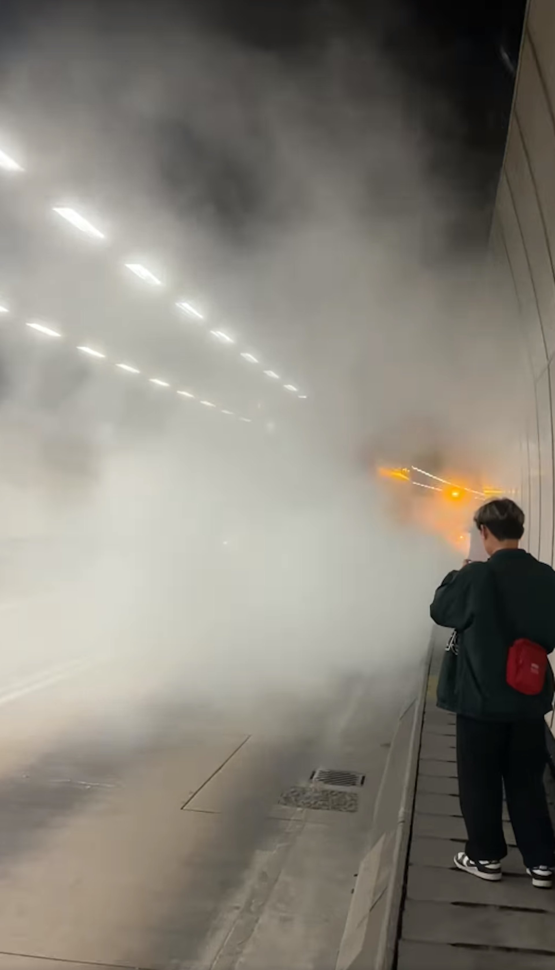 有網民拍攝到隧道內當時有大量濃煙。(網上圖片) 有網民拍攝到隧道內當時有大量濃煙。(網上圖片)