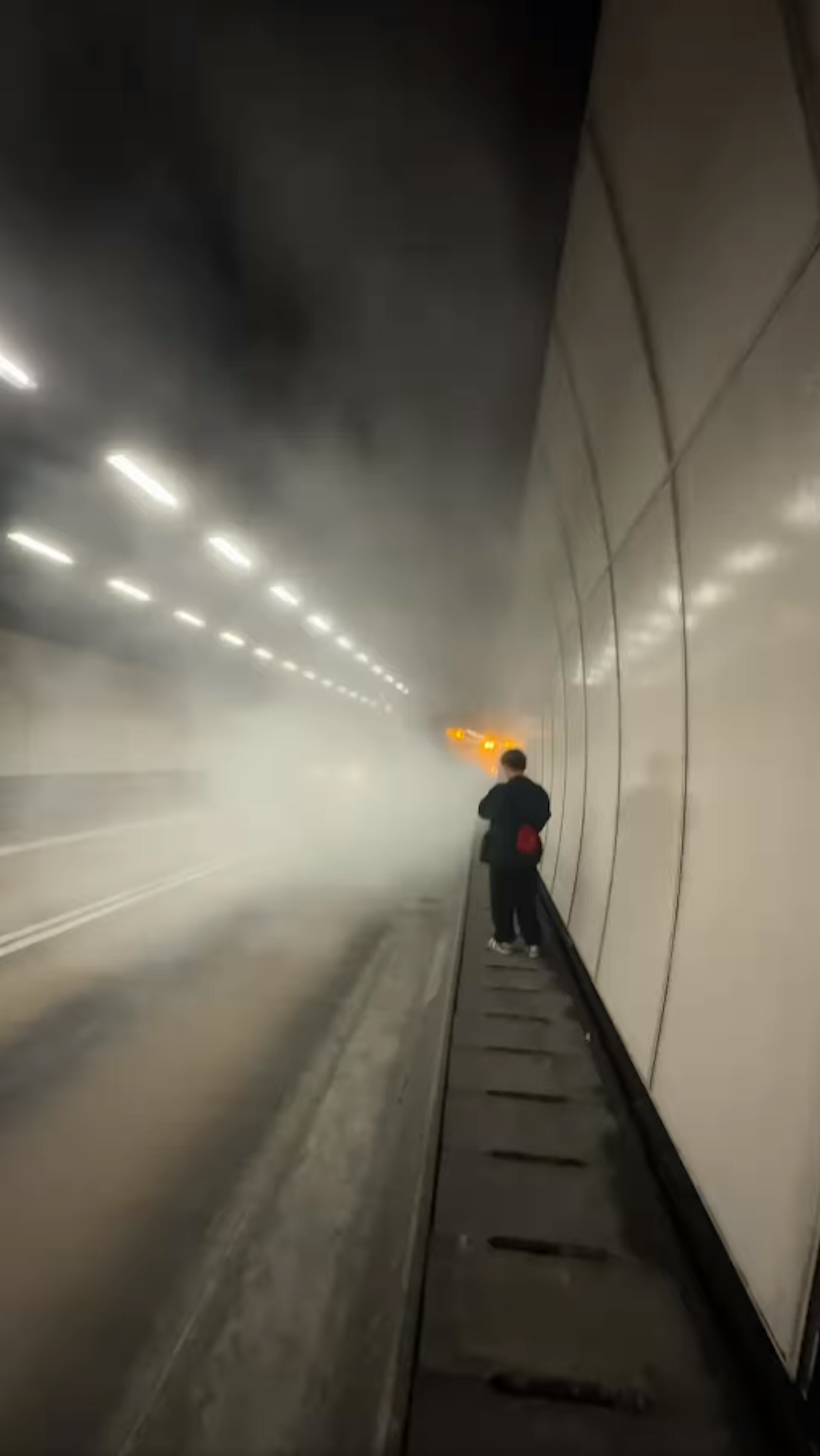 有網民拍攝到隧道內當時有大量濃煙。(網上圖片) 有網民拍攝到隧道內當時有大量濃煙。(網上圖片)