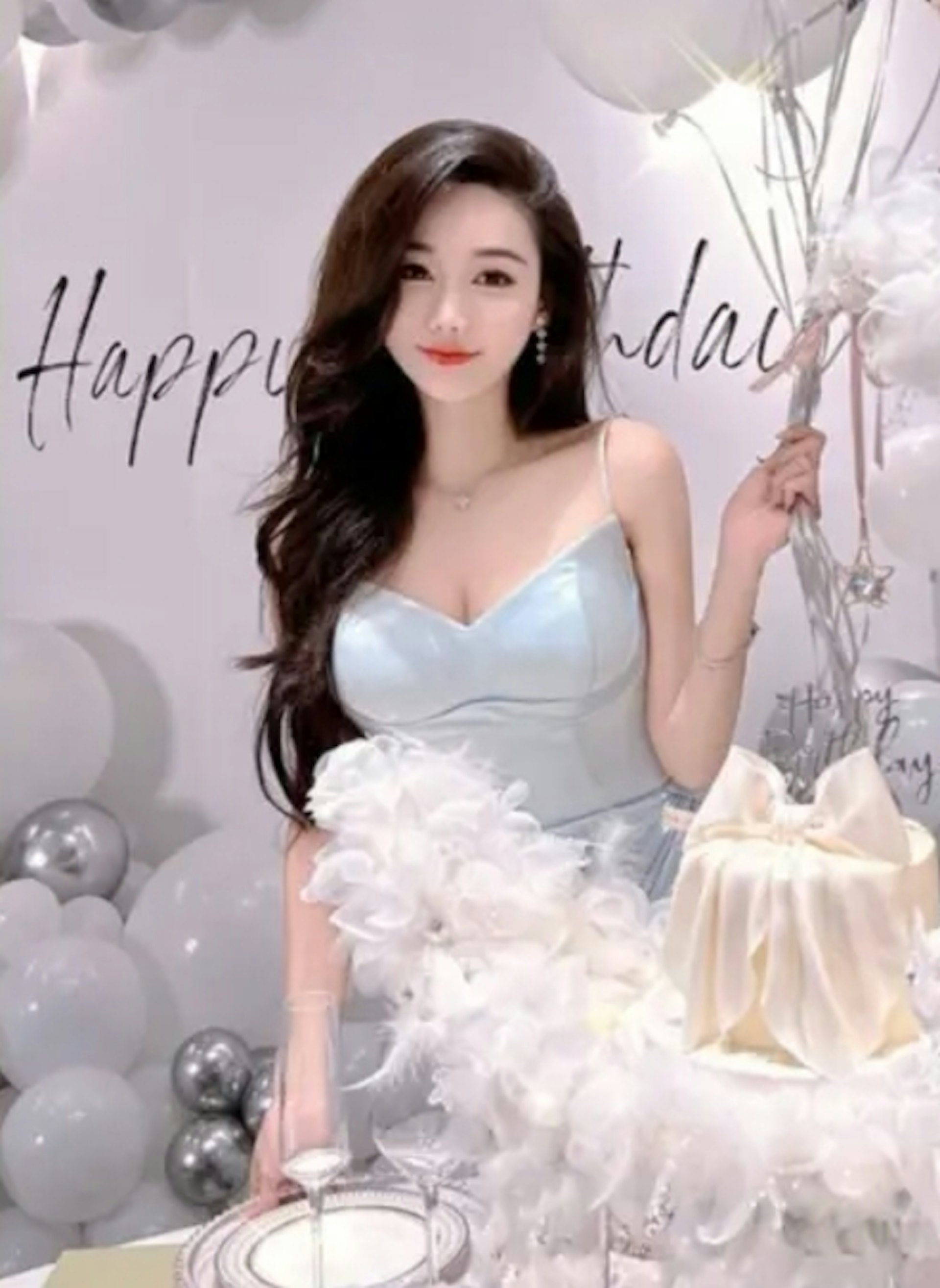 大陸網紅「雅典娜liya」擁有百萬粉絲,外型甜美(微博@雅典娜liya)