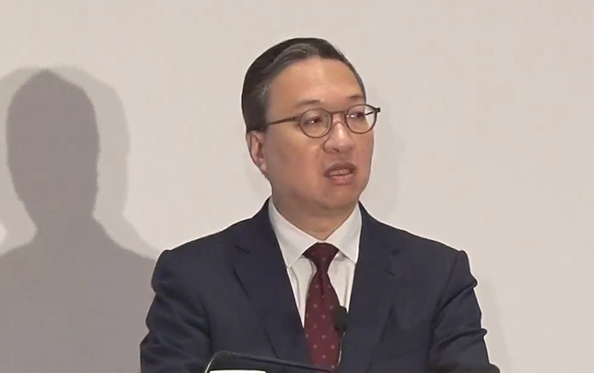 律政司司長林定國今日出席香港律師會第七屆「一帶一路」論壇。(直播截圖) 律政司司長林定國今日出席香港律師會第七屆「一帶一路」論壇。(直播截圖)