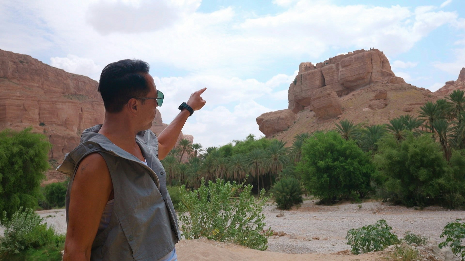 黑哥參觀100米高「岩上城」,試拖騾仔之餘,,仲拜訪少數剩下嘅居民。 黑哥參觀100米高「岩上城」,試拖騾仔之餘,,仲拜訪少數剩下嘅居民。