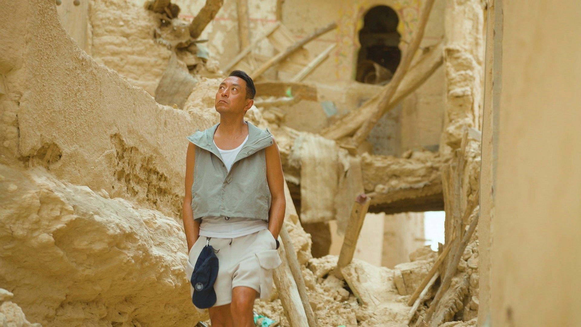 黑哥參觀100米高「岩上城」,試拖騾仔之餘,,仲拜訪少數剩下嘅居民。 黑哥參觀100米高「岩上城」,試拖騾仔之餘,,仲拜訪少數剩下嘅居民。