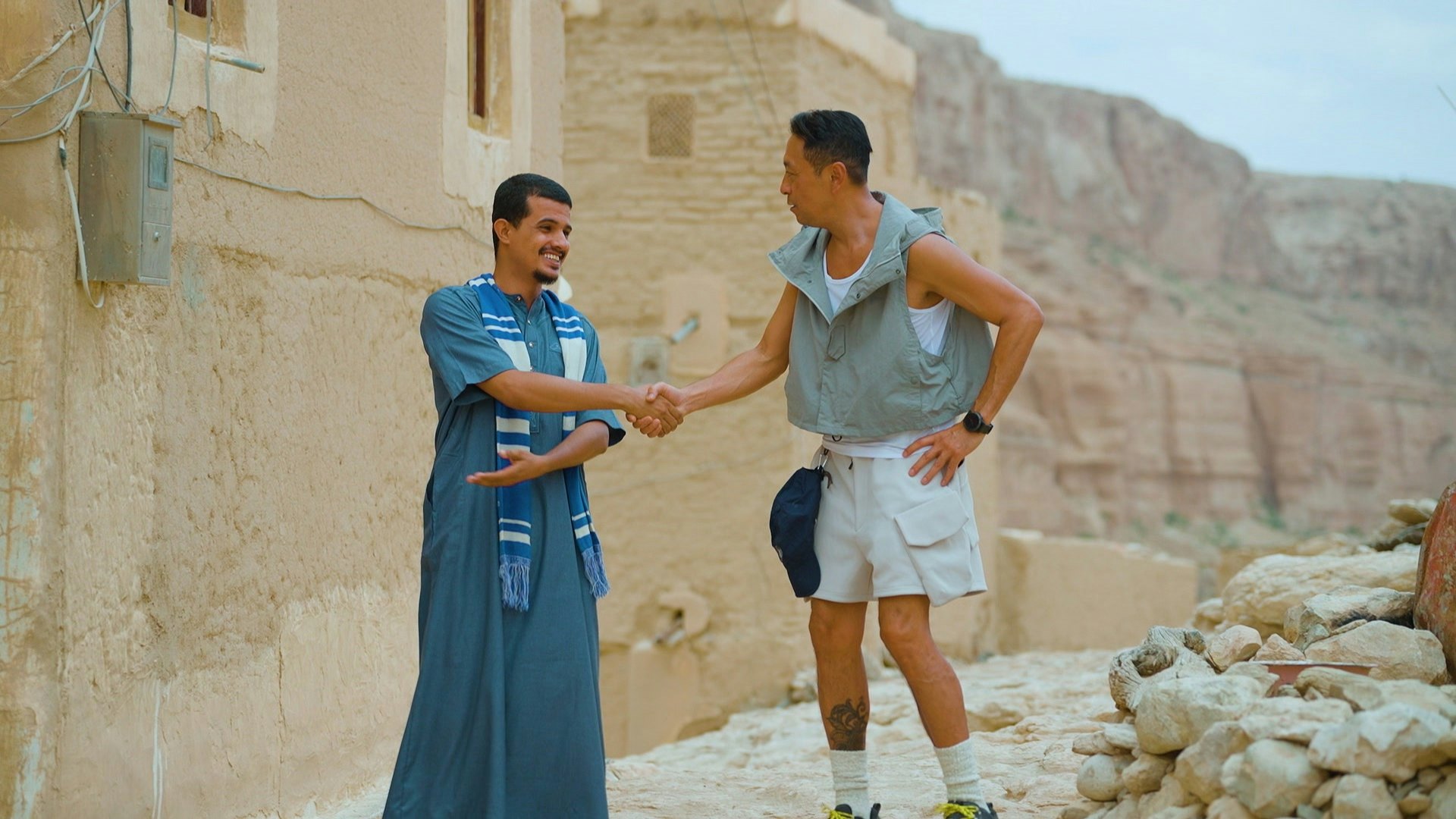 黑哥參觀100米高「岩上城」,試拖騾仔之餘,,仲拜訪少數剩下嘅居民。 黑哥參觀100米高「岩上城」,試拖騾仔之餘,,仲拜訪少數剩下嘅居民。