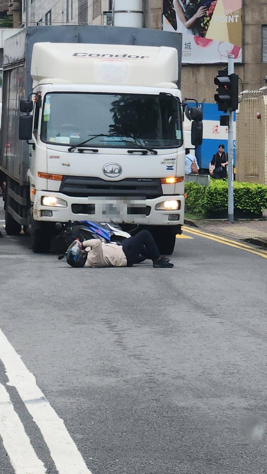 外籍鐵騎士倒地受傷。（Facebook「車cam L（香港群組）」圖片）