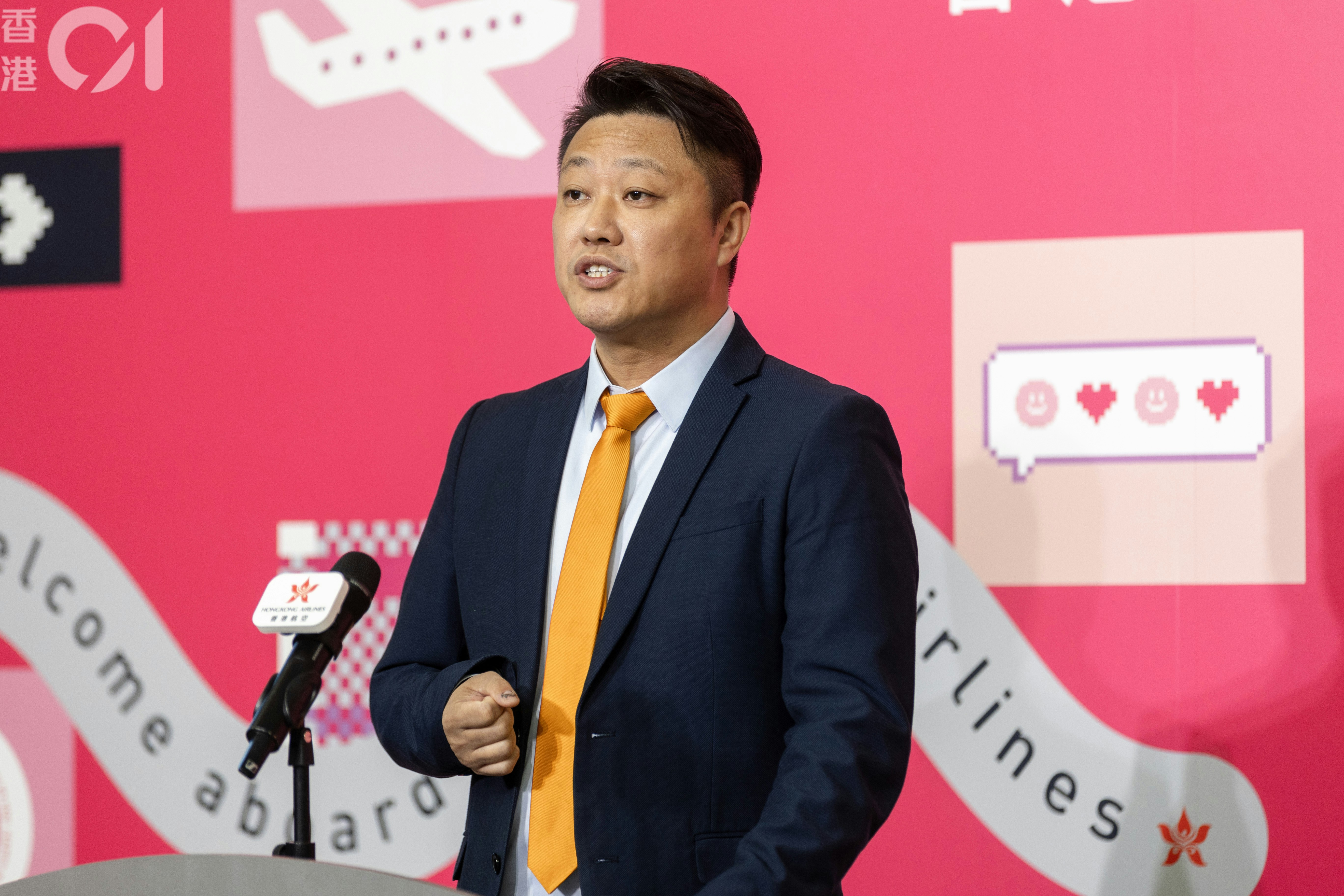 香港航空主席閰波表示，本港經濟正在復甦，貿易往來增長，加上三跑落成，預計旅客數量增加。（周令知攝）