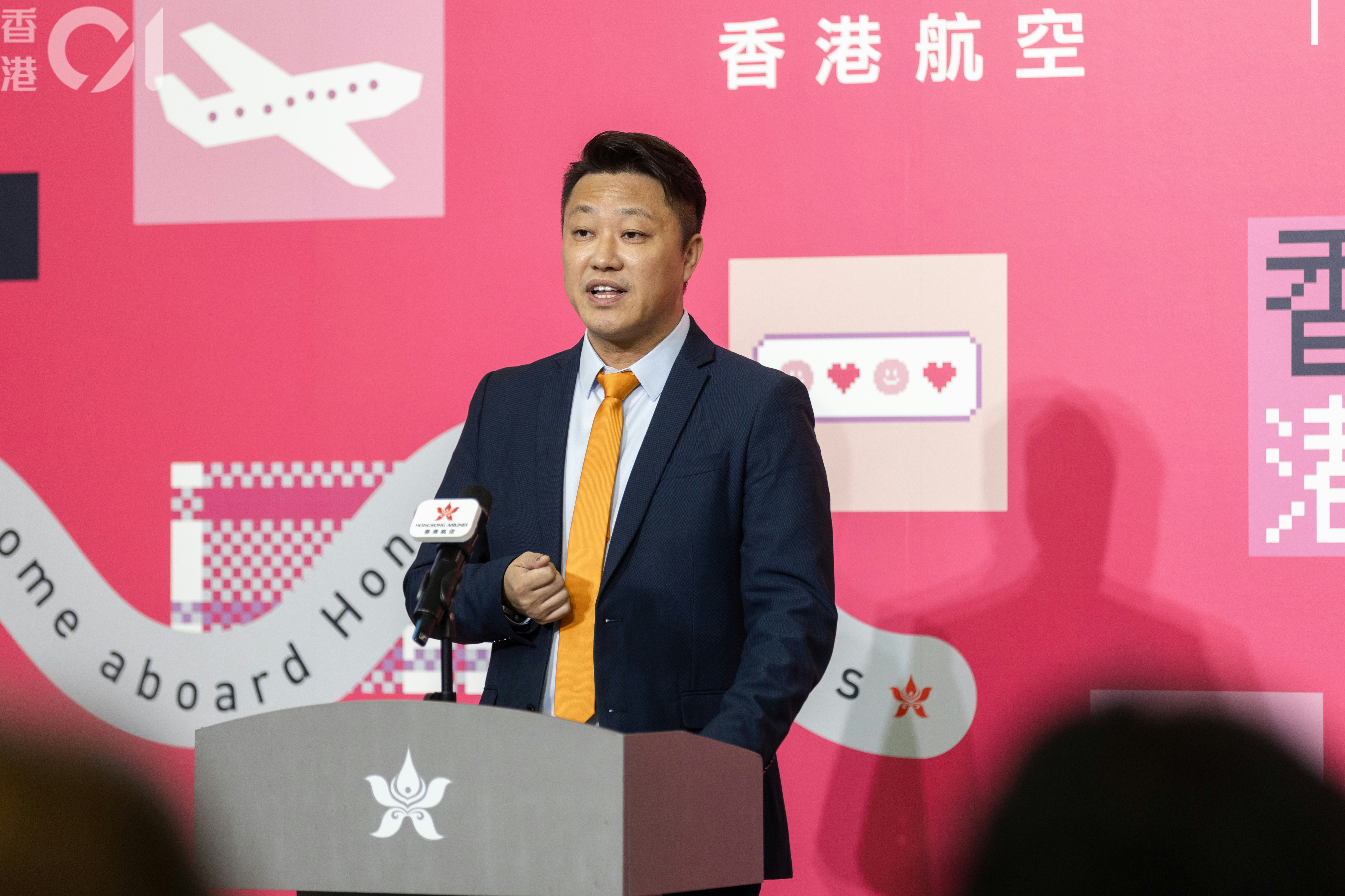 香港航空主席閰波表示，本港經濟正在復甦，貿易往來增長，加上三跑落成，預計旅客數量增加。（周令知攝）