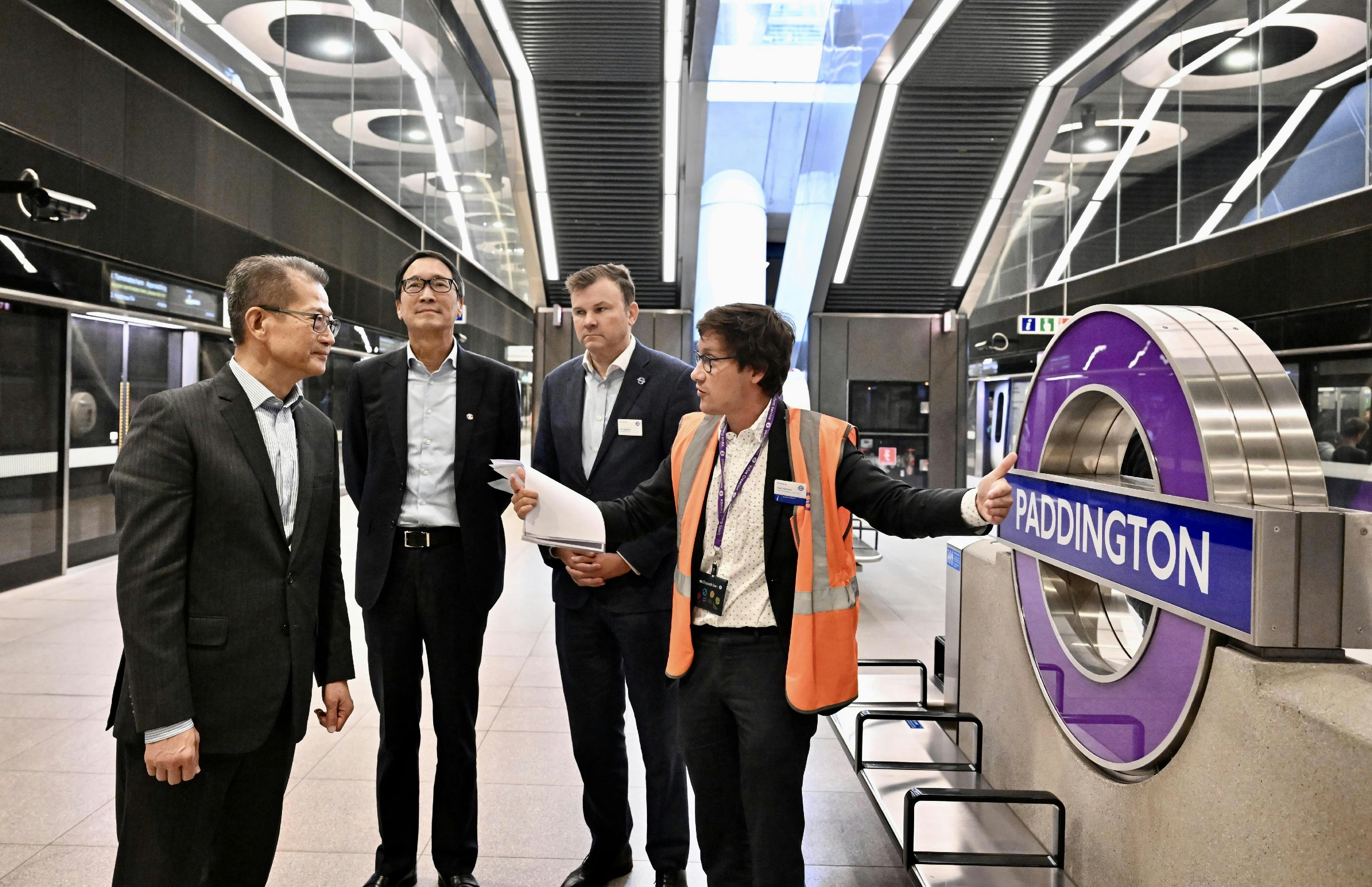 財政司司長陳茂波去年9月到訪倫敦Paddington站，了解由港鐵營運的伊利沙伯綫。（政府新聞處）