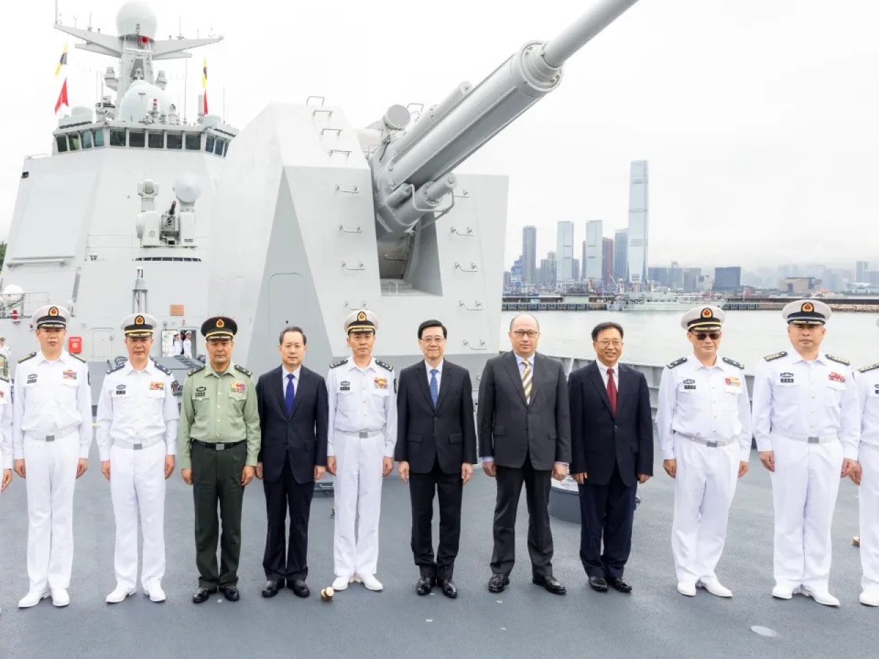 中國人民解放軍海軍「三一」艦編隊訪港歡迎儀式今日（21日）在昂船洲軍營舉行。（中聯辦）