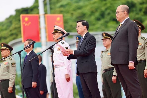 中國人民解放軍海軍「三一」艦編隊訪港歡迎儀式今日（21日）在昂船洲軍營舉行。（李家超Facebook）