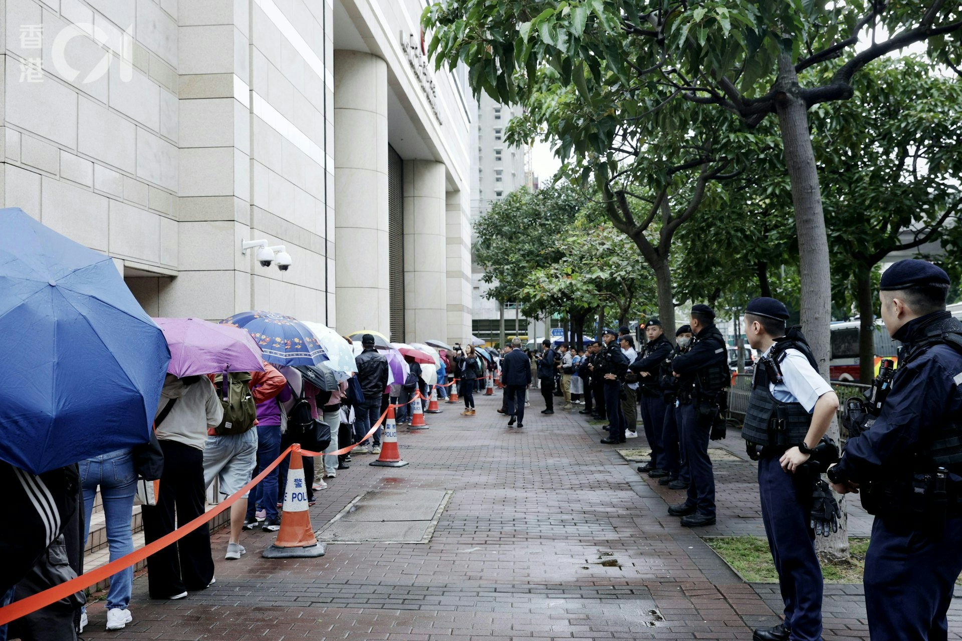 民主派初選47人案周二（19日）判刑，開庭前法院外有逾200公眾排隊，隊尾排至英華街。（歐嘉樂攝）