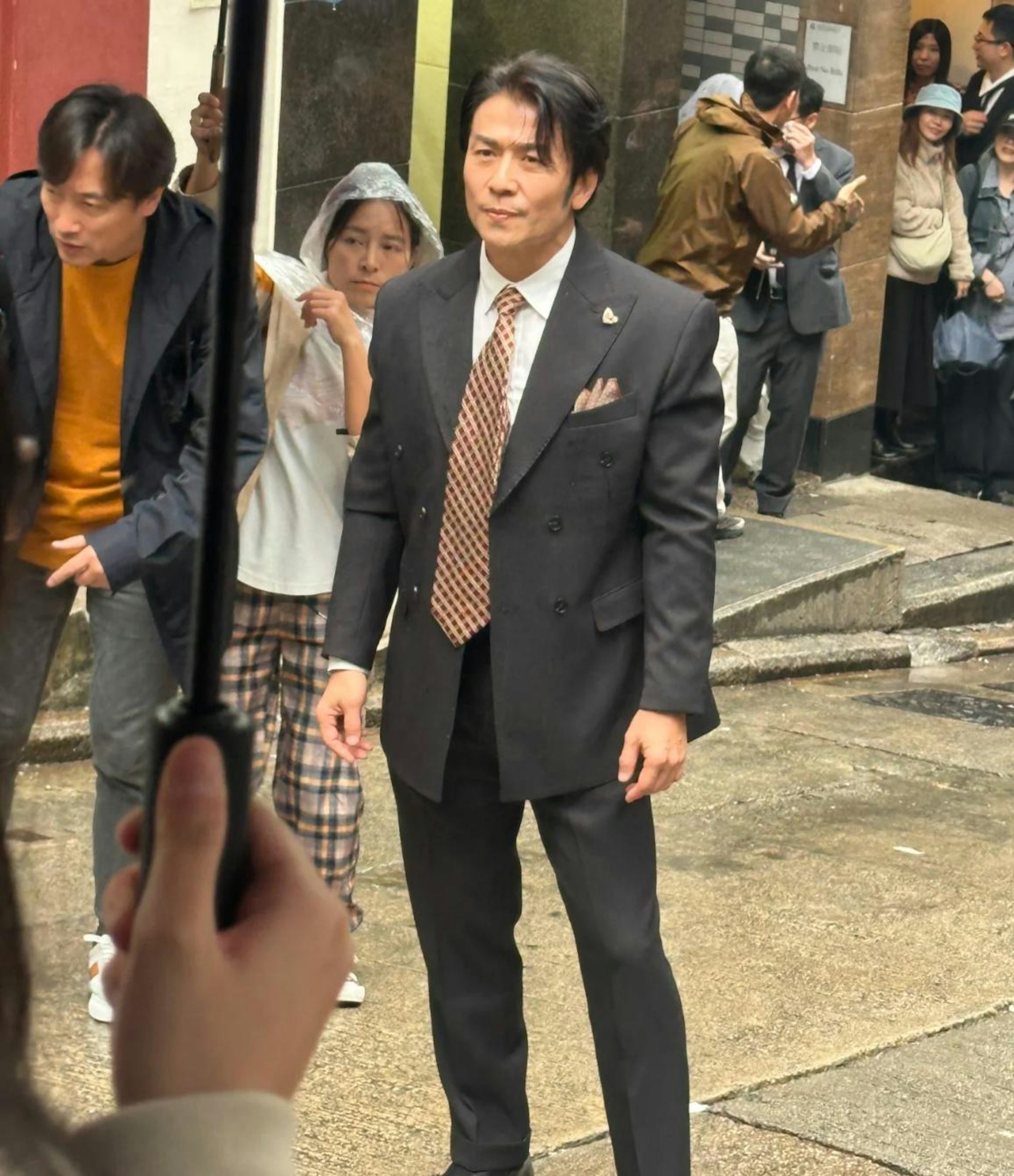 唐文龍被捕獲香港街頭拍戲。(小紅書截圖) 唐文龍被捕獲香港街頭拍戲。(小紅書截圖)