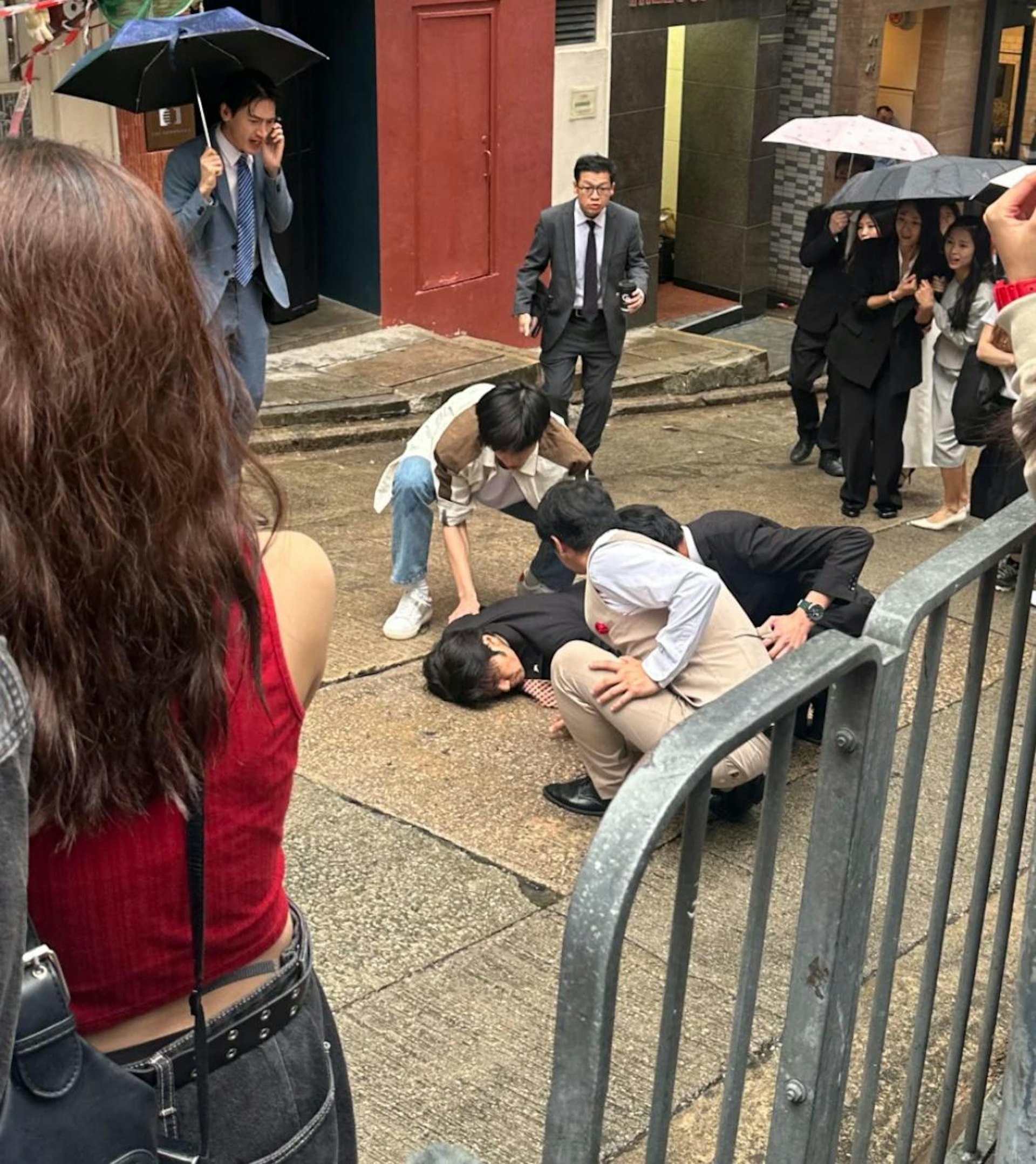 唐文龍無懼污糟瞓地下相當敬業。(小紅書截圖) 唐文龍無懼污糟瞓地下相當敬業。(小紅書截圖)