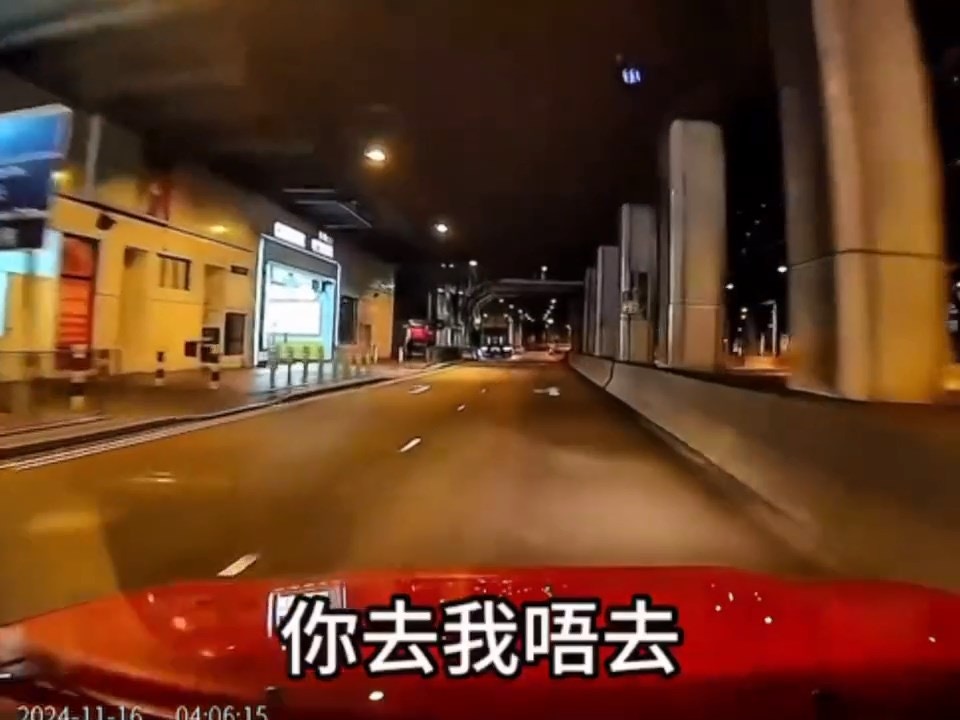 司機回應「你去我唔去」,女乘客不禁說「咁正人君子」。(影片截圖) 司機回應「你去我唔去」,女乘客不禁說「咁正人君子」。(影片截圖)