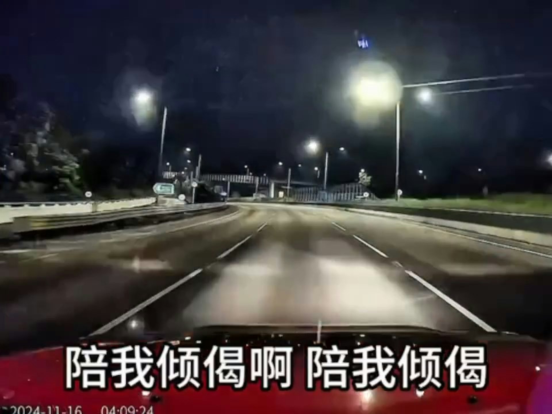 女乘客未有放棄,問司機下班後可否陪她喝酒「傾偈」。(影片截圖) 女乘客未有放棄,問司機下班後可否陪她喝酒「傾偈」。(影片截圖)