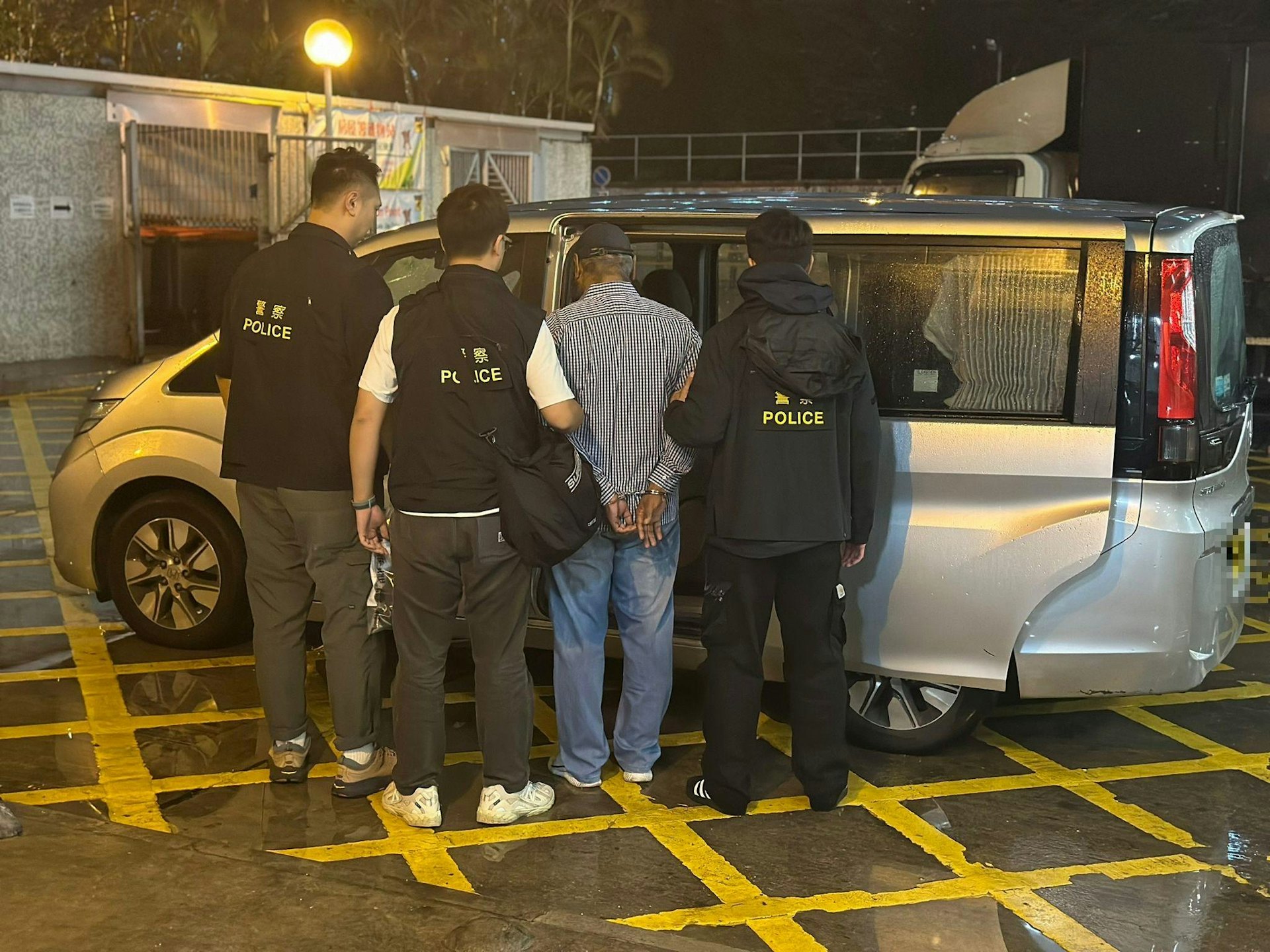 11月19日西營盤傷人案,警方於同日拘捕兩名分別37及47歲涉案男子,涉嫌「傷人」,其中47歲被捕人(圖)被控傷人,早前已提堂。(警方提供) 11月19日西營盤傷人案,警方於同日拘捕兩名分別37及47歲涉案男子,涉嫌「傷人」,其中47歲被捕人(圖)被控傷人,早前已提堂。(警方提供)