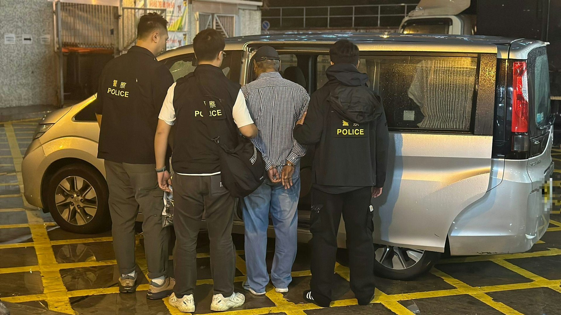 西營盤23歲印度男捱斬案 警再拘一同鄉 累計3人落網 西營盤23歲印度男捱斬案 警再拘一同鄉 累計3人落網