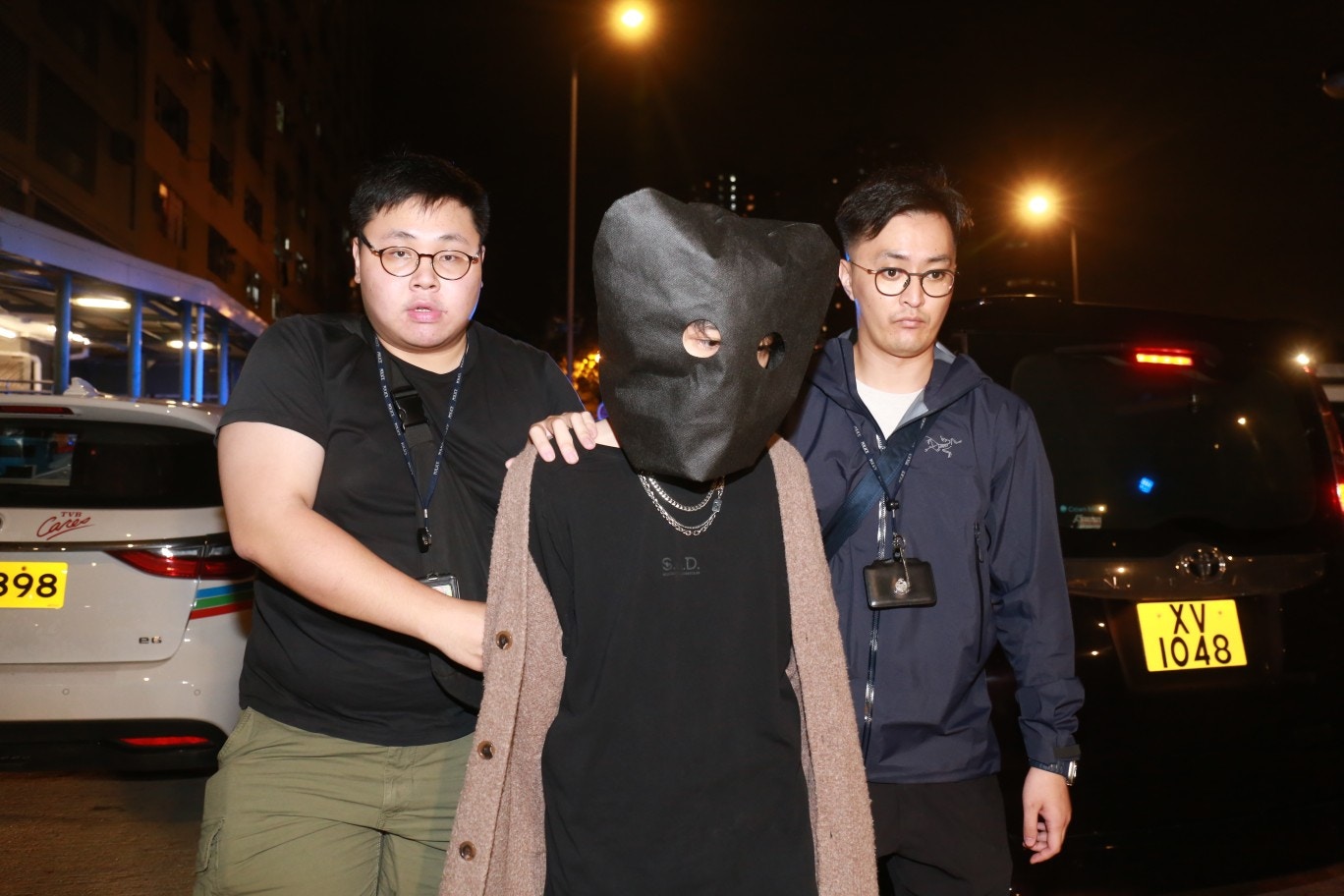 葵青警區於葵盛西邨一梯間拘捕一名22歲男子，檢取1.67公斤太空油。（林振華攝）