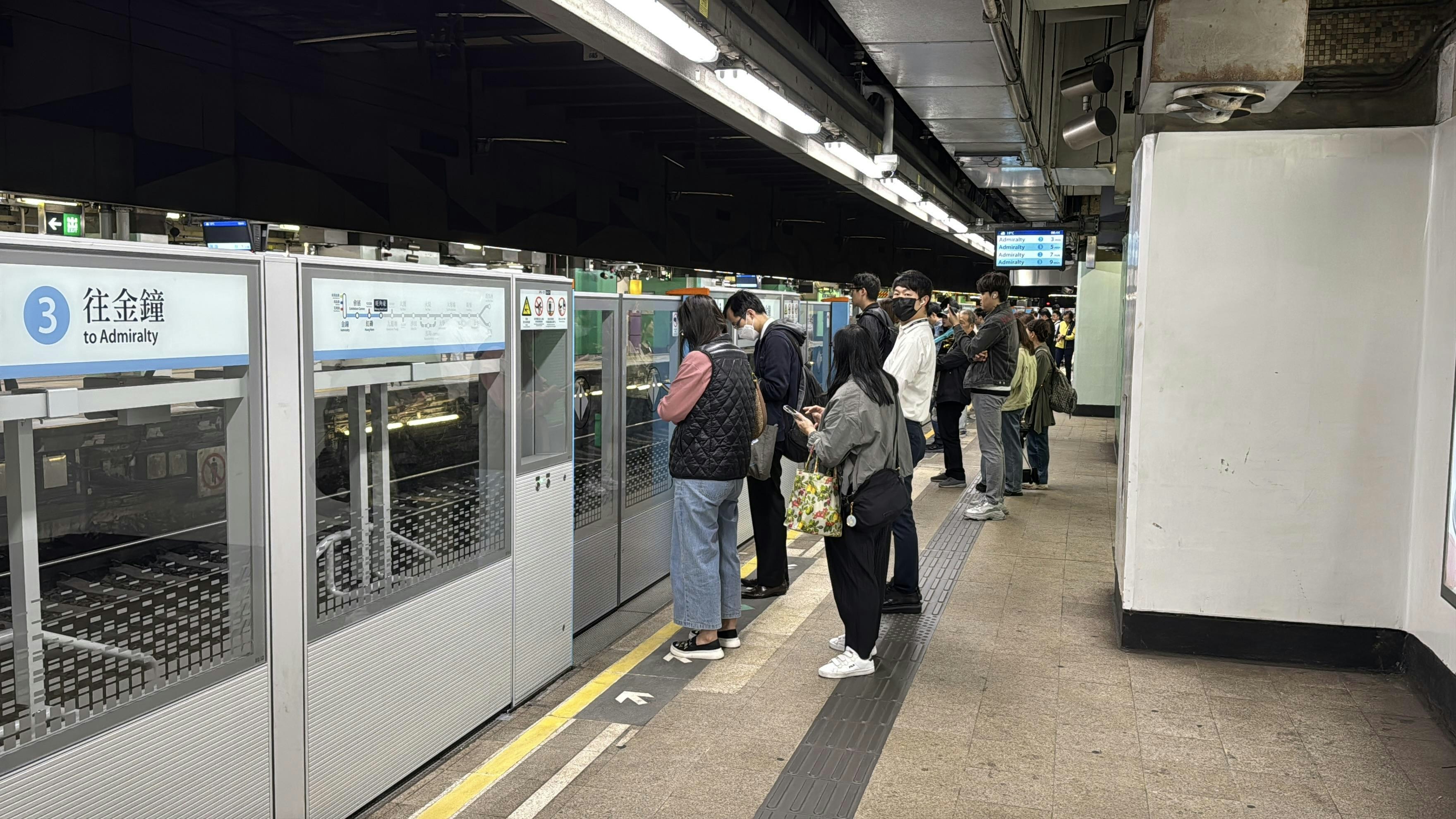 事故於13分鐘後解決，列車逐步恢復正常。（翁鈺輝攝）