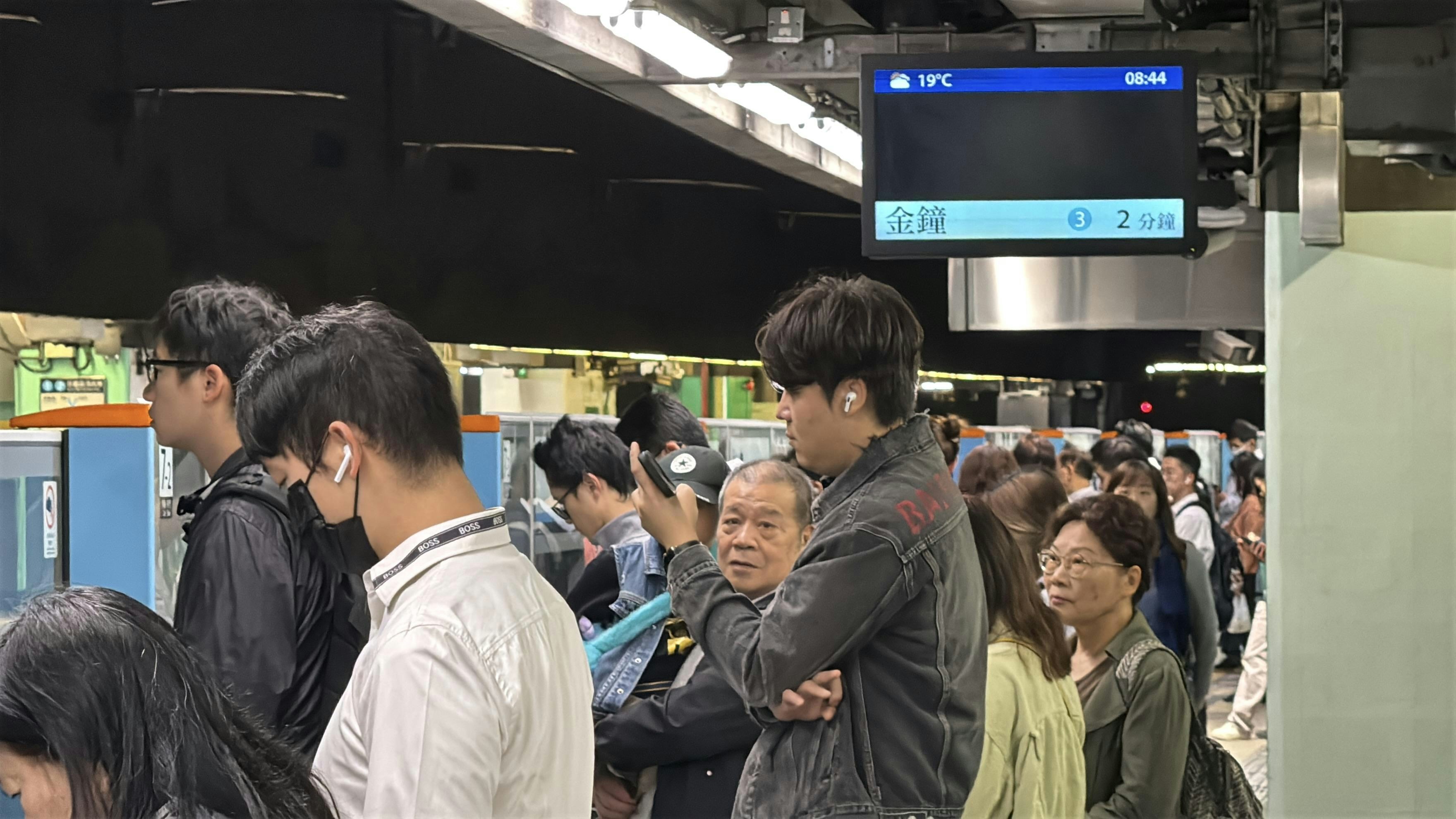 繁忙時間東鐵綫月台較多人候車，圖為旺角東站情況。（翁鈺輝攝）