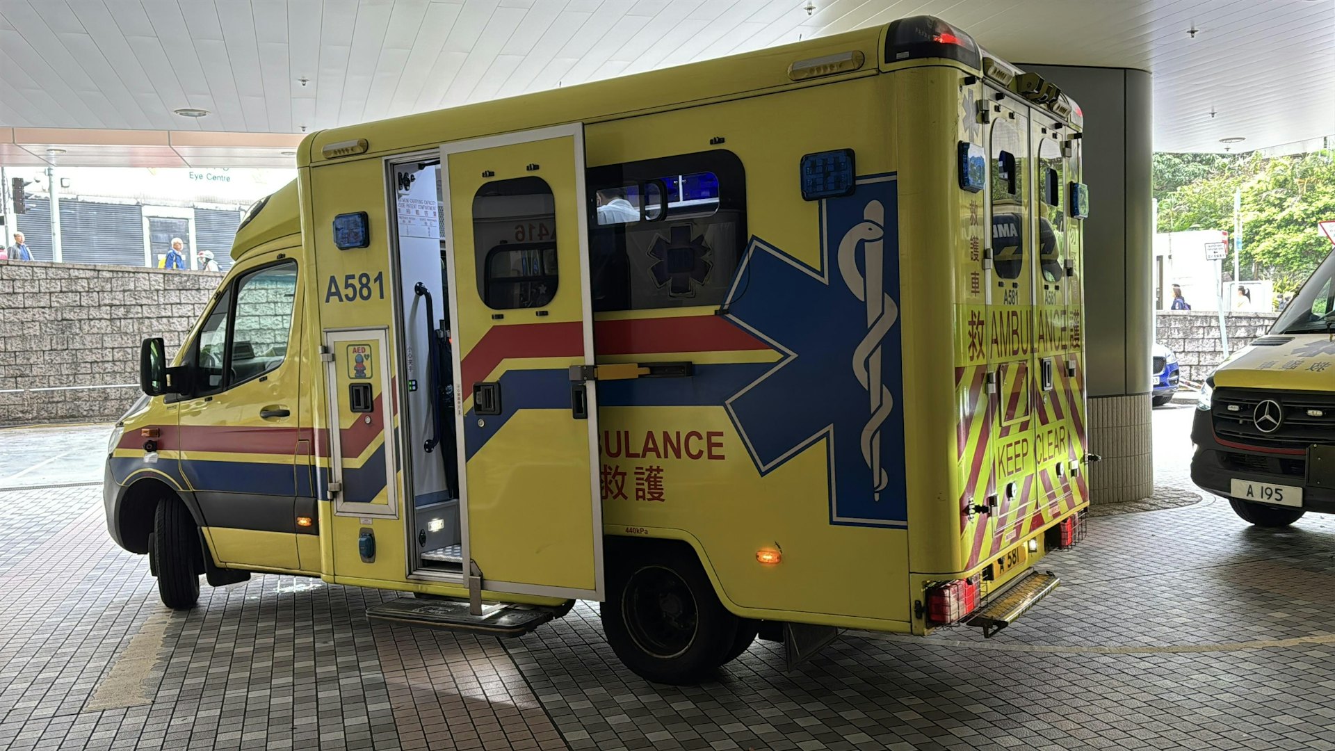 傷者由救護車送到威爾斯醫院。(翁鈺輝攝) 傷者由救護車送到威爾斯醫院。(翁鈺輝攝)