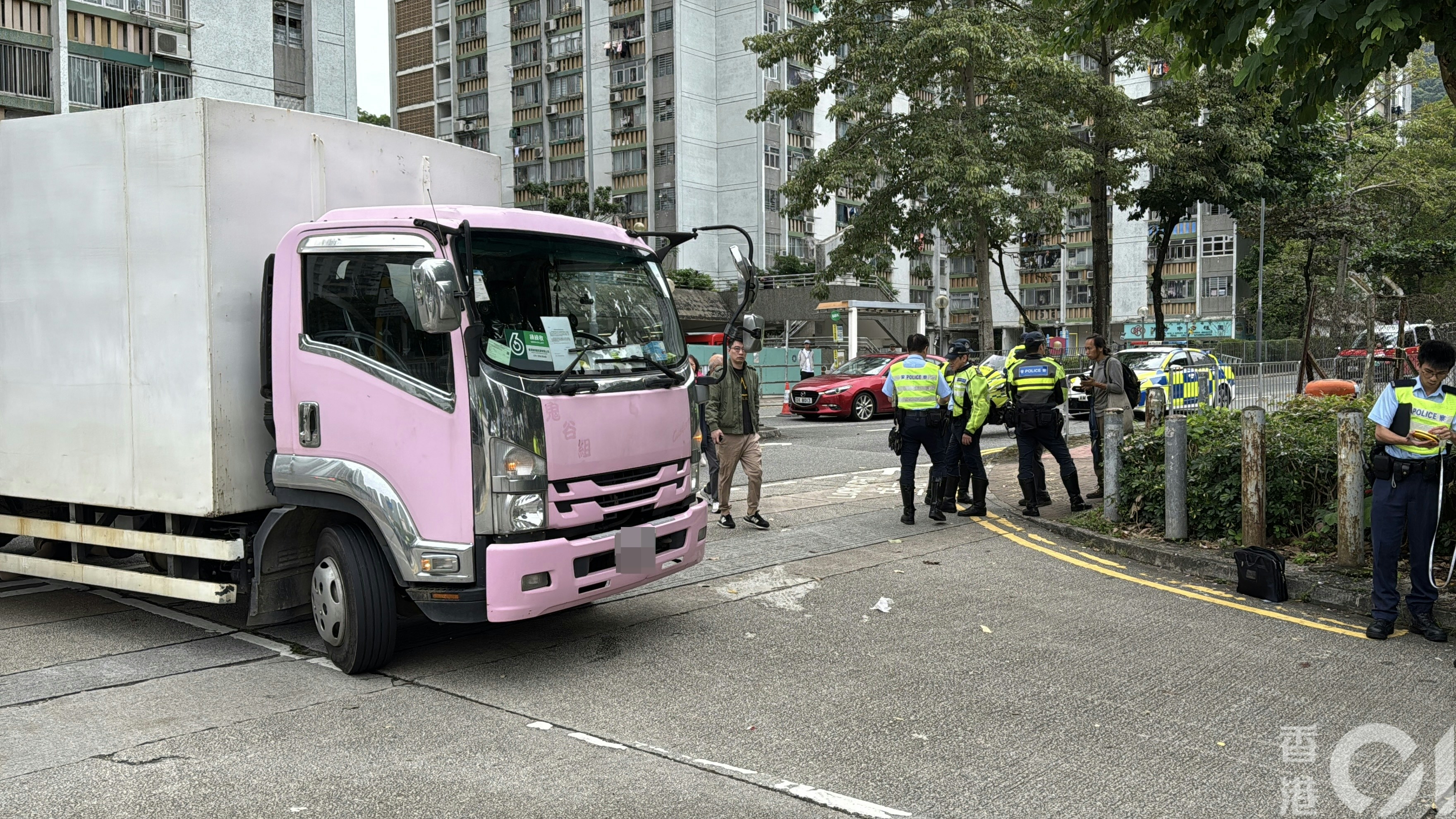 貨車右轉入下徑口村時撞到過路老婦。（翁鈺輝攝）