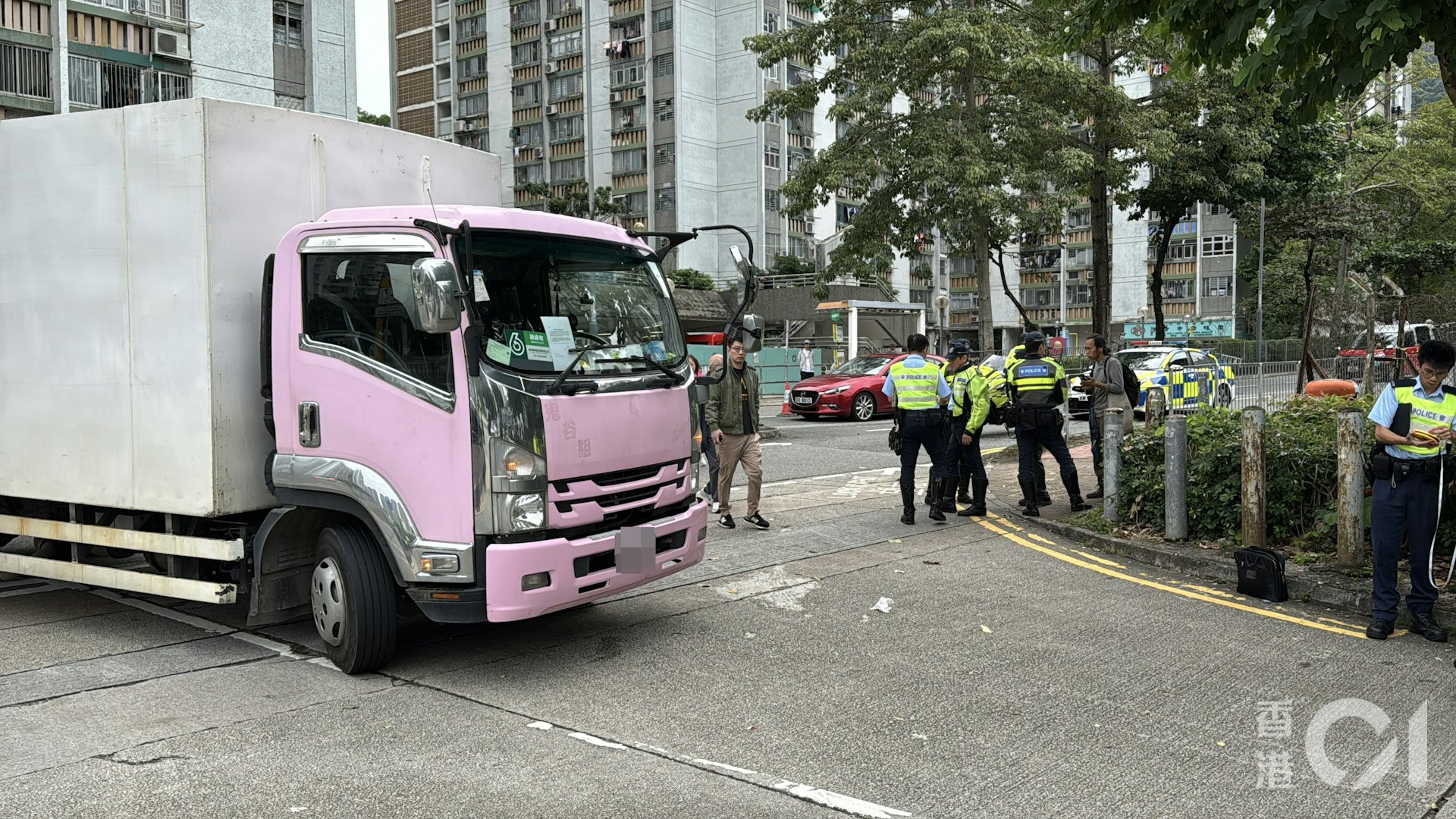 貨車右轉入下徑口村時撞到過路老婦。(翁鈺輝攝) 貨車右轉入下徑口村時撞到過路老婦。(翁鈺輝攝)