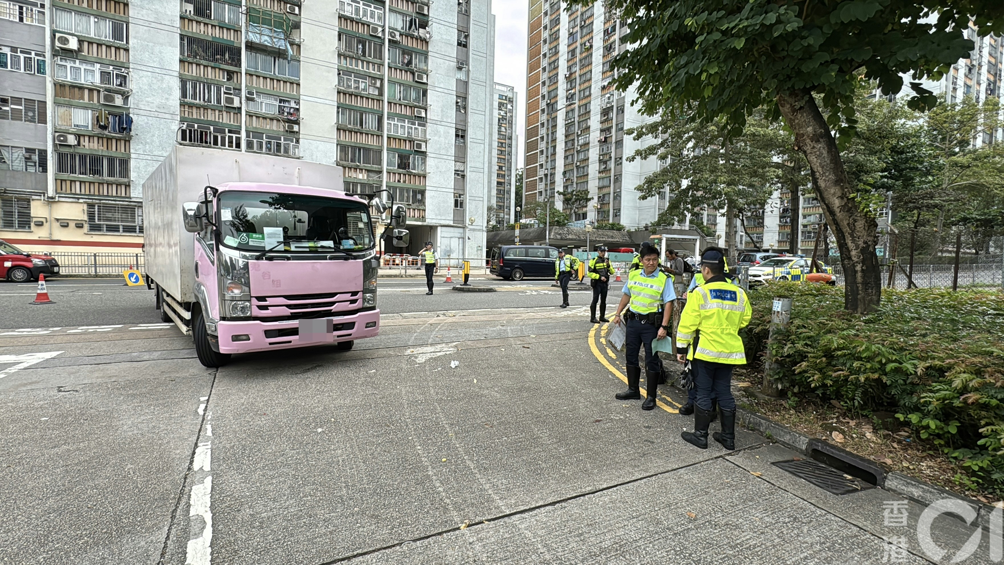 貨車右轉入下徑口村時，撞到過路老婦，交通警在場調查。（翁鈺輝攝）