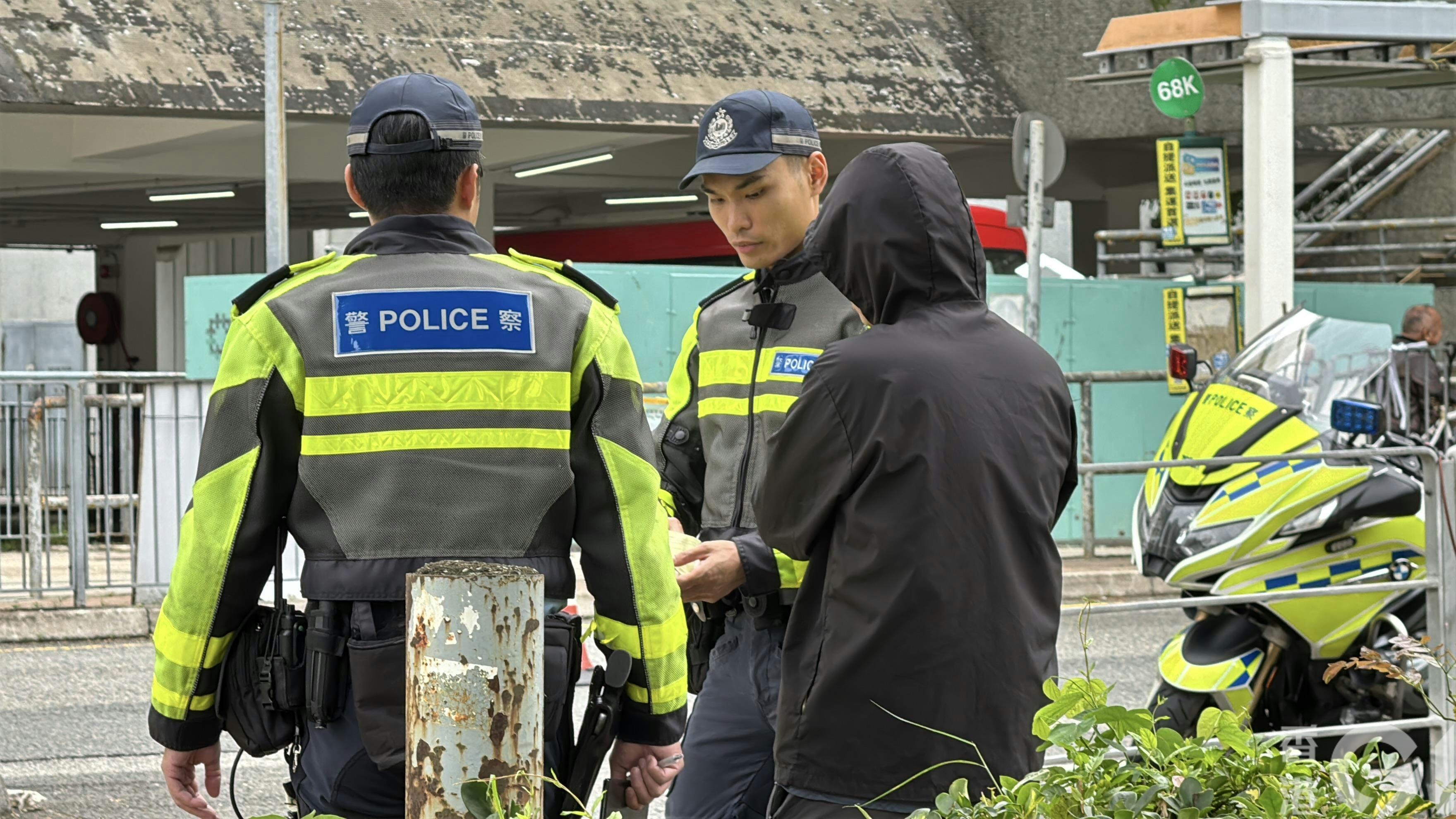 穿黑色衫的貨車男司機在場協助調查。（翁鈺輝攝）