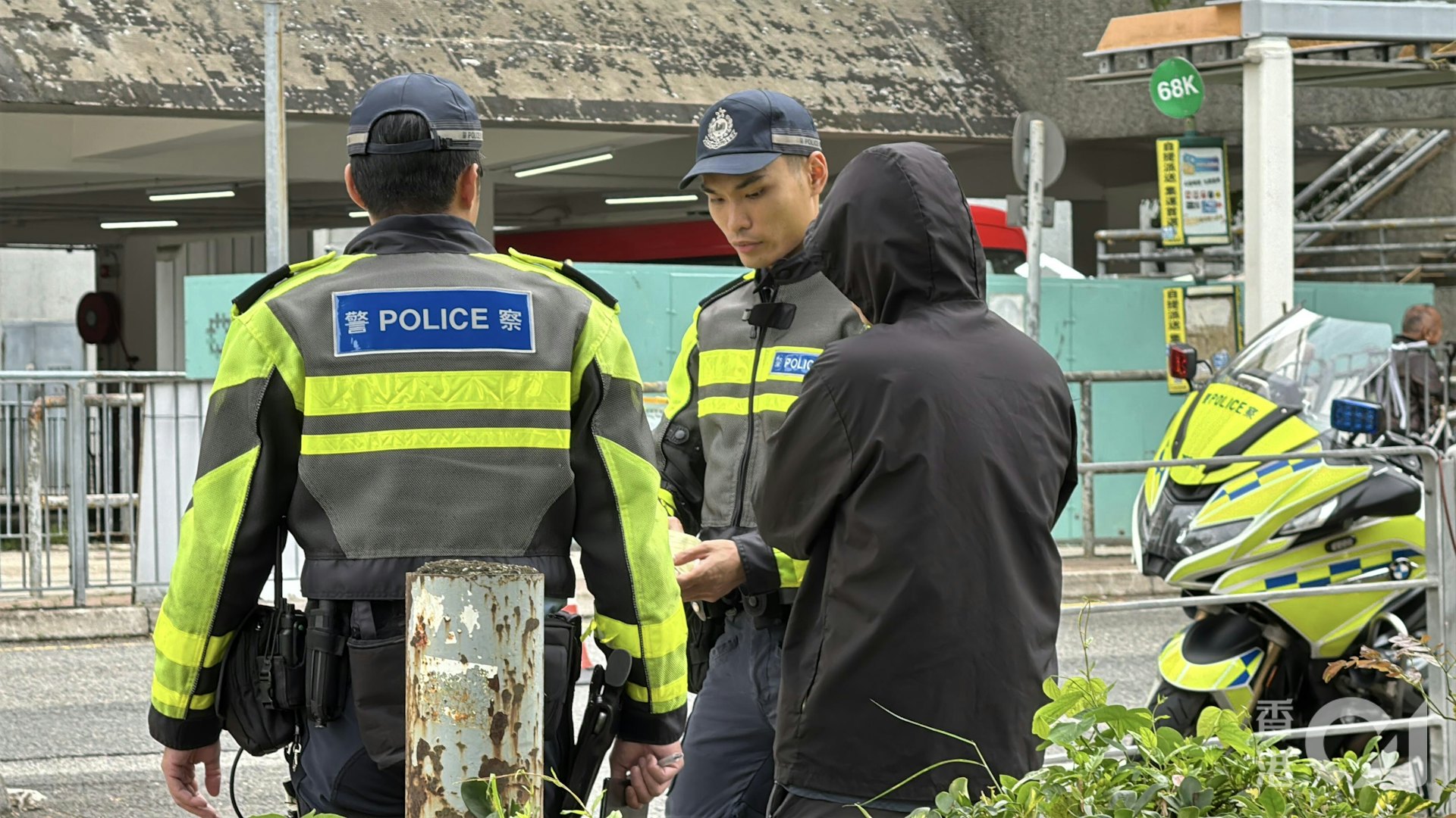 穿黑色衫的貨車男司機在場協助調查。(翁鈺輝攝) 穿黑色衫的貨車男司機在場協助調查。(翁鈺輝攝)