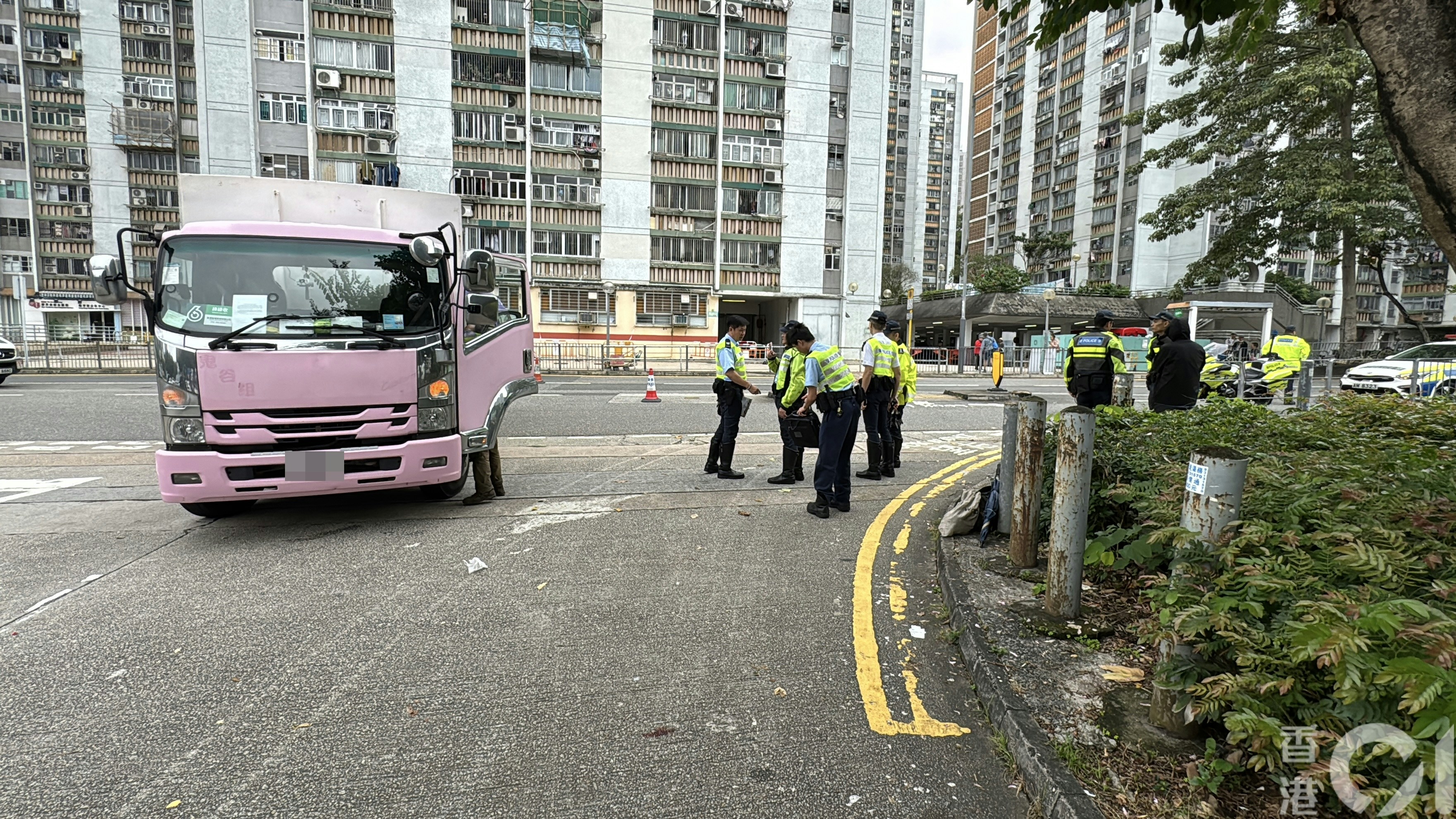 交通警員在場調查意外成因。（翁鈺輝攝）