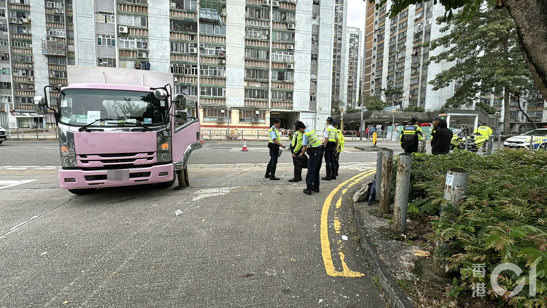 交通警員在場調查意外成因。(翁鈺輝攝) 交通警員在場調查意外成因。(翁鈺輝攝)