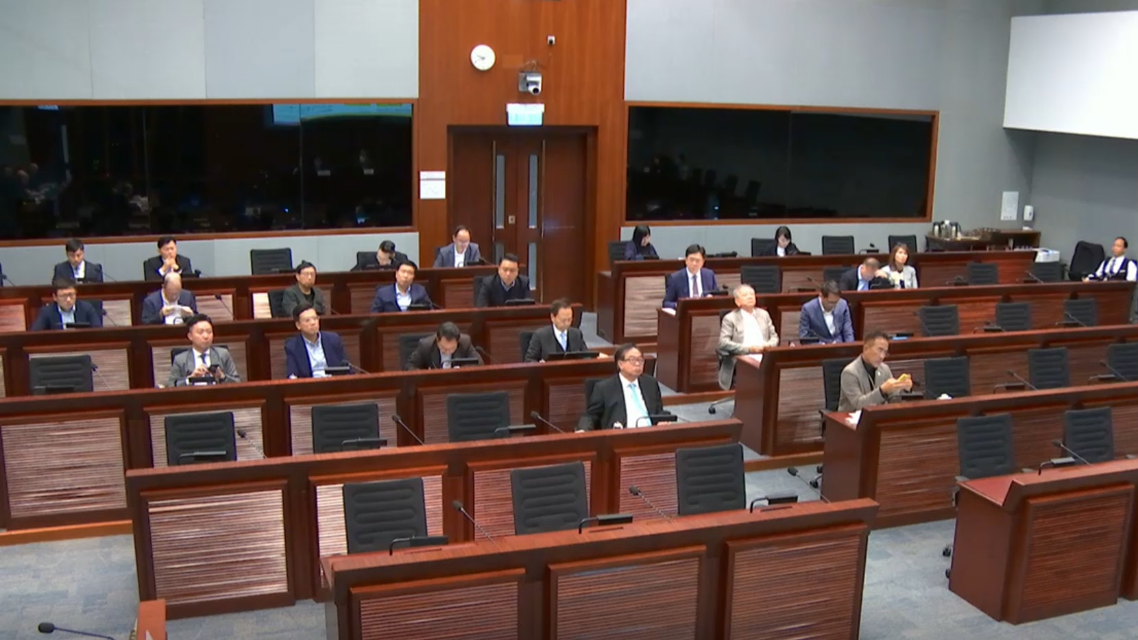 巴士加價|議員轟未計賺錢專營權 城巴:會否叫超市蝕賣罐頭? 巴士加價|議員轟未計賺錢專營權 城巴:會否叫超市蝕賣罐頭?