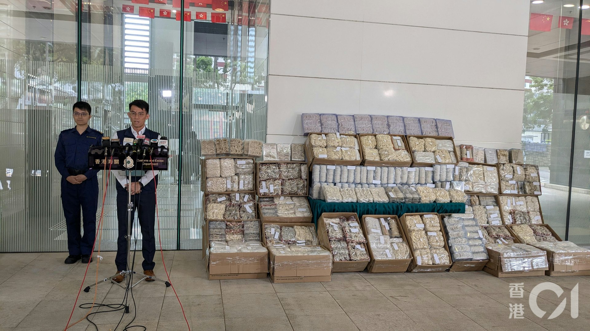 海關周三(20日)於落馬洲口岸偵破有記錄以來最大宗陸路走私燕窩案件。(黃偉民攝) 海關周三(20日)於落馬洲口岸偵破有記錄以來最大宗陸路走私燕窩案件。(黃偉民攝)